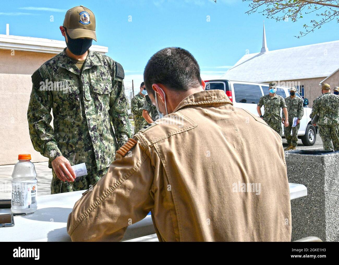 2100325-N-AS200-0152 EL CENTRO, California (25 marzo 2021) il Lt. Nicholas Blonien, chirurgo di volo, Naval Air Facility (NAF) El Centro fornisce uno screening medico ai marinai a bordo del NAF El Centro durante la seconda dose di vaccinazioni COVID-19 25 marzo 2021. NAF El Centro sostiene l'addestramento al combattimento e la preparazione del guerriero. Ciò include il supporto delle operazioni aeree per la flotta operativa e squadroni di addestramento, nonché squadroni di altri servizi (corpo Marino, esercito, forze aeree) e partner militari internazionali. Foto Stock