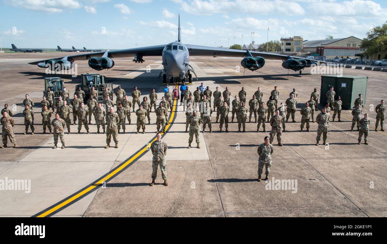 I membri del 2° Logistics Readiness Squadron stand alla posizione di parata riposo per una foto del personale alla Barksdale Air Force base, Louisiana, 25 marzo 2021. Il secondo LRS fornisce supporto per la fornitura e il trasporto a varie unità sulla base. Foto Stock