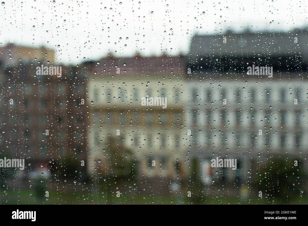 Vista degli edifici viennesi attraverso la finestra nelle giornate di pioggia Foto Stock