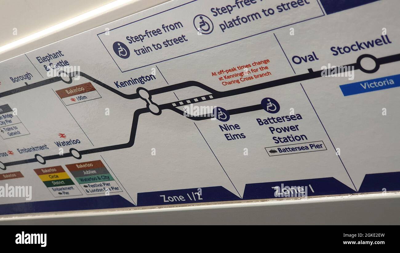 Londra, UK, 14 settembre 2021: In preparazione all'apertura della nuova estensione della Northern Line alla centrale elettrica Nine Elms and Battersea il 20 settembre è stata installata una nuova segnaletica all'interno delle carrozze tubolari e sono state costruite nuove gallerie a piedi larghi alla stazione di Kennington. Anna Watson/Alamy Live News Foto Stock