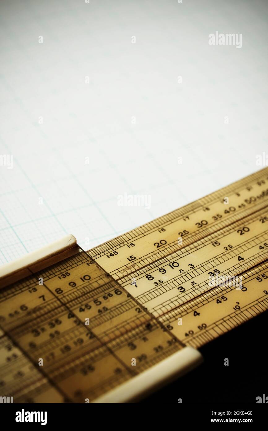 Regola di scorrimento logaritmica su un foglio di carta per grafici. Foto Stock