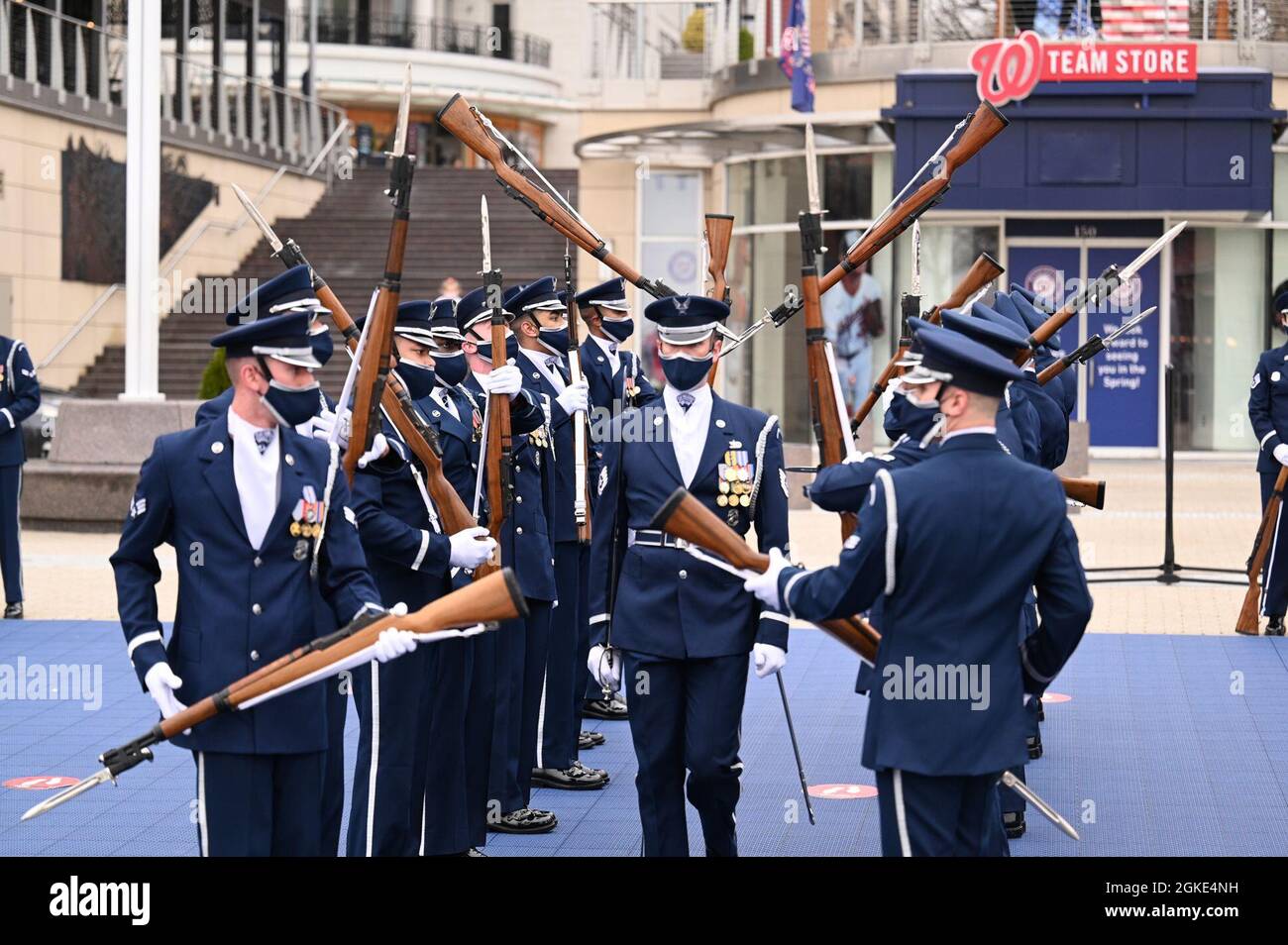 I membri della United States Air Force Honor Guard si esibiscono per la prima volta al National Harbor di Washington D.C. il 25 marzo 2021. 300 guardiani cerimoniali costituiscono l'unità ufficiale cerimoniale dell'aviazione militare degli Stati Uniti, che serve un'area di responsabilità a cinque stati ed esegue più di 3,000 missioni all'anno. Le missioni prevedono l'onorazione del Presidente degli Stati Uniti, dei Capi di Stato esteri e dei responsabili senior del Dipartimento della Difesa e dell'Aeronautica; l'esecuzione di compiti di guardia cerimoniale per le cerimonie per gli eventi presidenziali e del Servizio congiunto; le cerimonie di deposizione della corona alla Tomba o Foto Stock