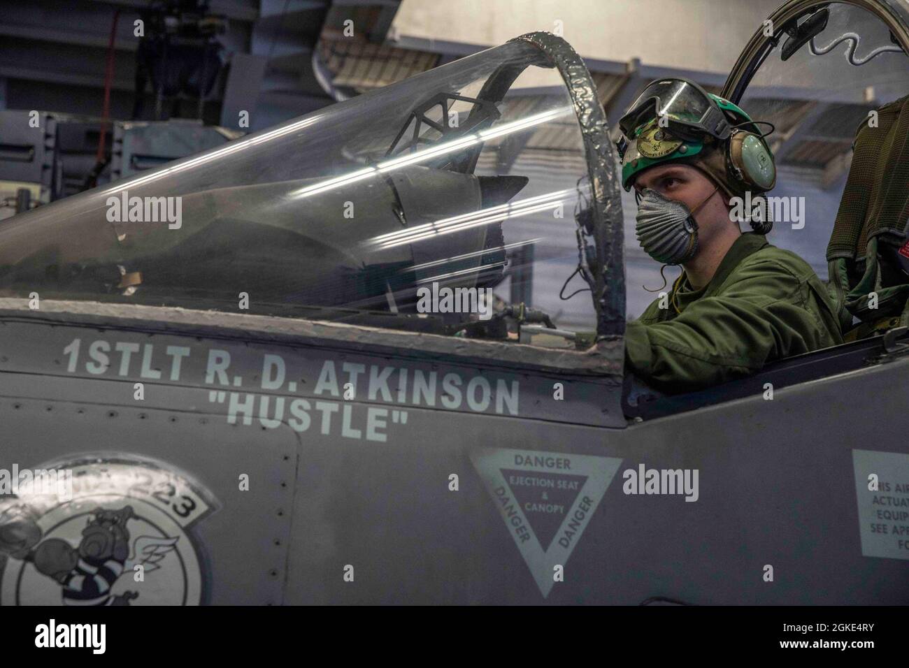 210325-N-JQ675-1029 OCEANO ATLANTICO (25 marzo 2021) Sgt. Mark Govoni, assegnato a Marine Medium Tiltrotor Squadron (VMM) 162 (rinforzato), esegue la manutenzione su un AV-8B Harrier nella baia di hangar della nave d'assalto anfibio di classe Wasp USS Iwo Jima (LHD 7), 25 marzo 2021. Iwo Jima opera nell'Oceano Atlantico con lo Squadrone anfibio 4 e la 24a unità Marine Expeditionary (24th MEU) come parte del Gruppo Amphibious Ready di Iwo Jima. Foto Stock