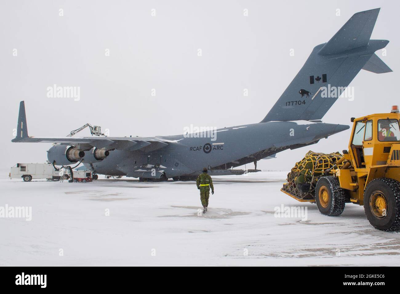 A CC-17 Globemaster III, 429 Squadron di trasporto, si prepara a trasportare le truppe da 5 Wing Goose Bay, Terranova e Labrador, di nuovo alla base delle forze canadesi Bagotville alla conclusione dell'esercizio Amalgam Dart 21-02, 26 marzo 2021. Foto Stock