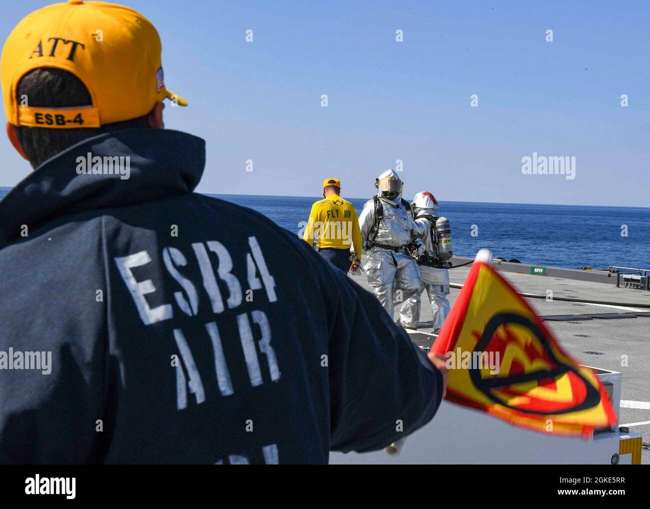 MEDITERRANEO (Mar. 26, 2021) i marinai del dipartimento aereo partecipano a una trivella di soccorso a bordo della base del mare di Expeditionary USS Hershel “Woody” Williams (ESB 4) Mediterraneo, 26 marzo 2021. Hershel “Woody” Williams opera nella Sixth Fleet statunitense per condurre una formazione di interoperabilità e costruire partnership strategiche con i partner africani. Foto Stock