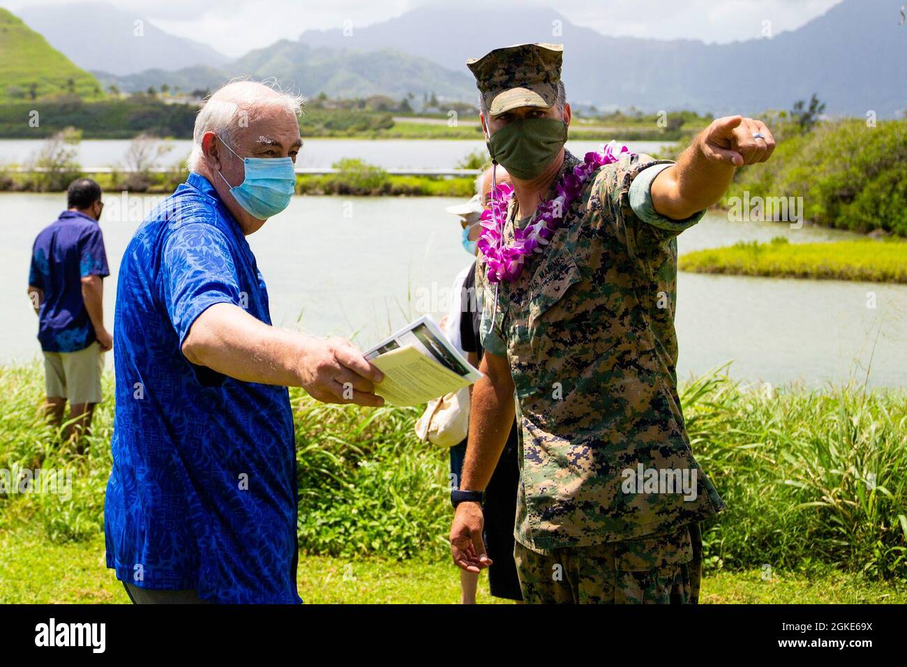 Timothy Pochop, direttore del Marine Corps base Hawaii Environmental Compliance and Protection Department, parla con Charles Naumu, membro del Ko’olaupoko Native Hawaiian Civic Club, Nu’upia Ponds, MCBH, 26 marzo 2021. Il club si è incontrato con l'ECPD per discutere i siti culturali e la storia dell'uso della terra sulla penisola di Mokapu. Foto Stock