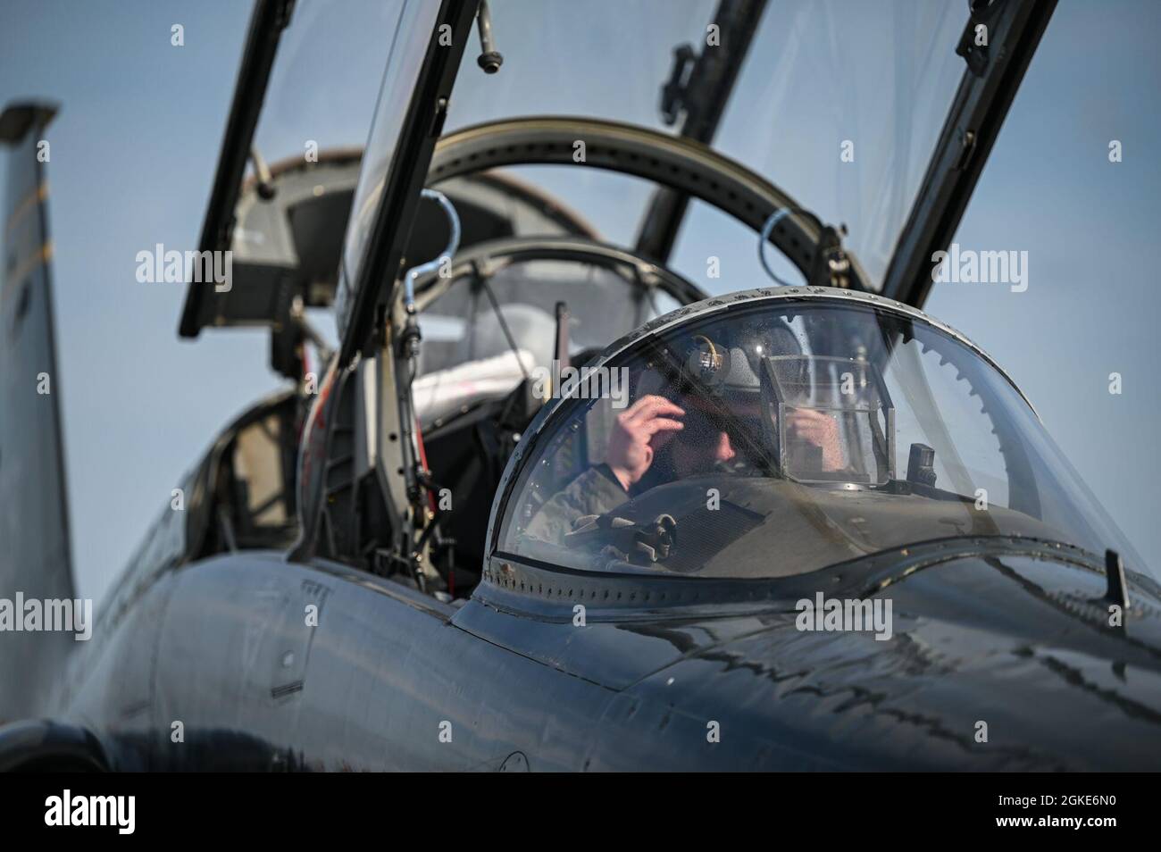 T-38 Talon Aircraft dalla base dell'aeronautica di Columbus, Ohio, cerca la sicurezza da tempo severo alla base dell'aeronautica spaziale di Patrick, Florida, 26 marzo 2021. I T-38s sono utilizzati per addestrare i piloti a volare aerei da combattimento e bombardieri. Foto Stock