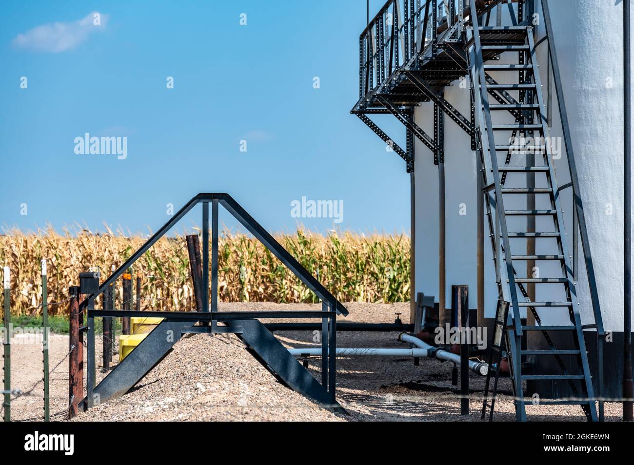 Rampa e scale su una diga di contenimento secondaria per lo stoccaggio di olio chimico in spazi ristretti Foto Stock