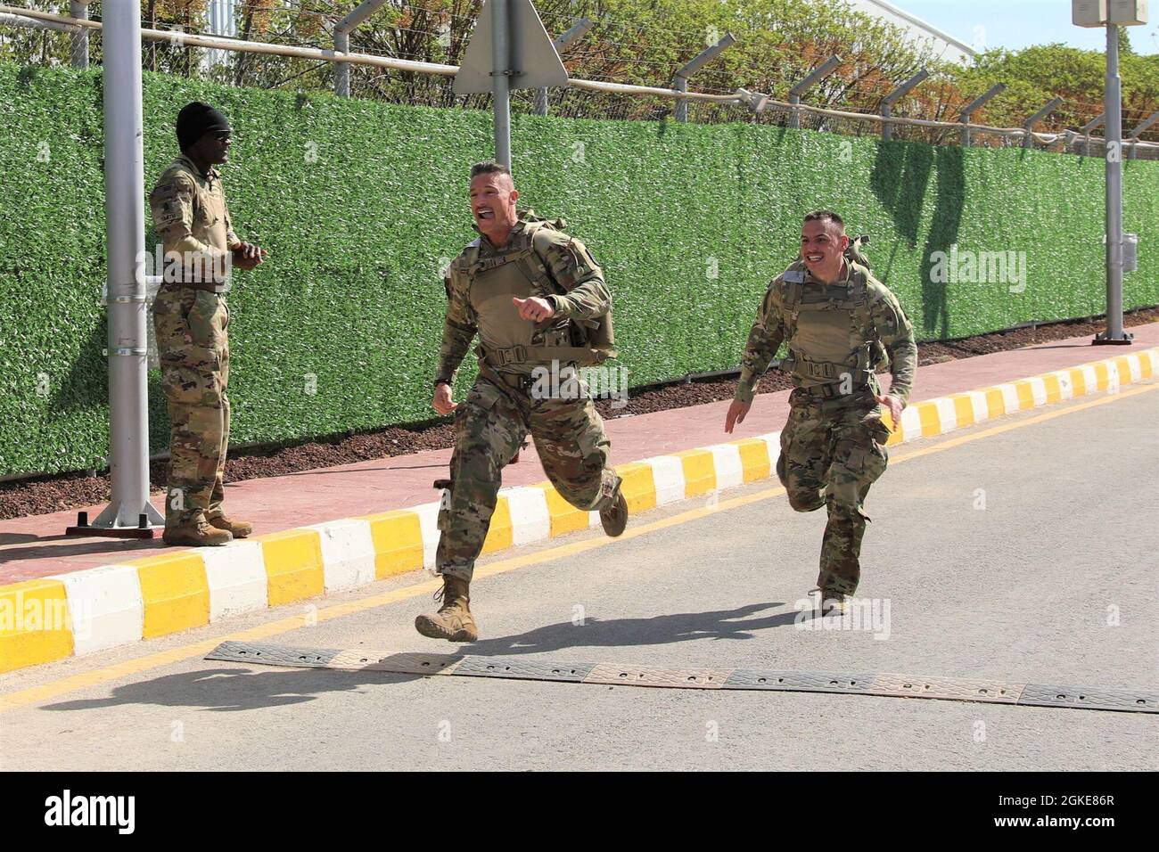 Personale Sgt. Chase Weber e SPC. Christopher Dame correrà fino al termine della marcia norvegese del piede Foto Stock