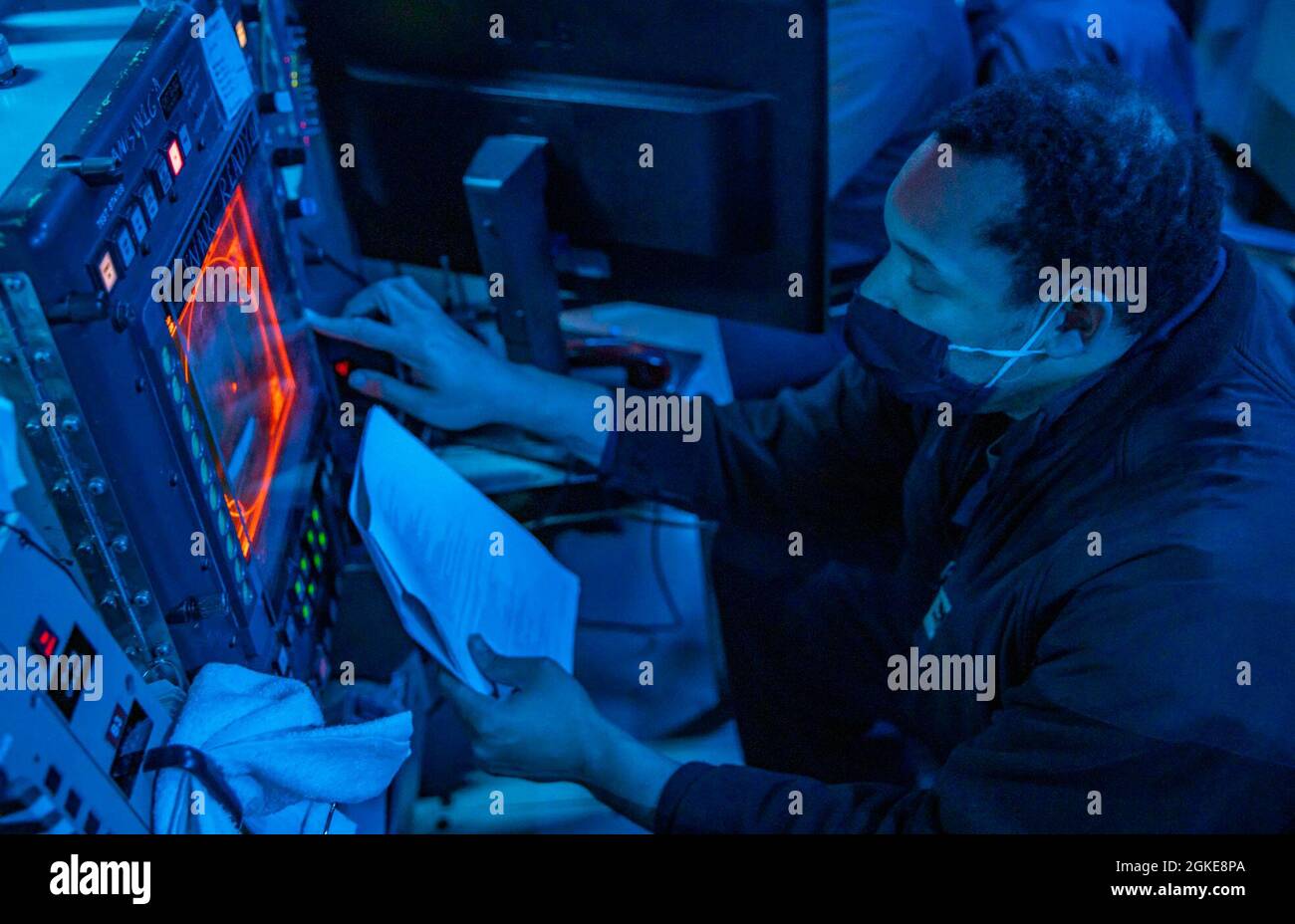 EAST CHINA SEA (27 marzo 2021) Operations Specialist 2a classe Demetrius Hart, di Newport News, Va., si alza in piedi come il pianificatore di impegno arpoone durante gli scenari di addestramento a bordo del cacciatorpediniere missilistico guidato di classe Arleigh Burke USS Curtis Wilbur (DDG 54). Curtis Wilbur è assegnato alla Task Force 71/Destroyer Squadron (DESRON) 15, il più grande DESRON in avanti della Marina e la principale forza di superficie della 7a flotta statunitense Foto Stock