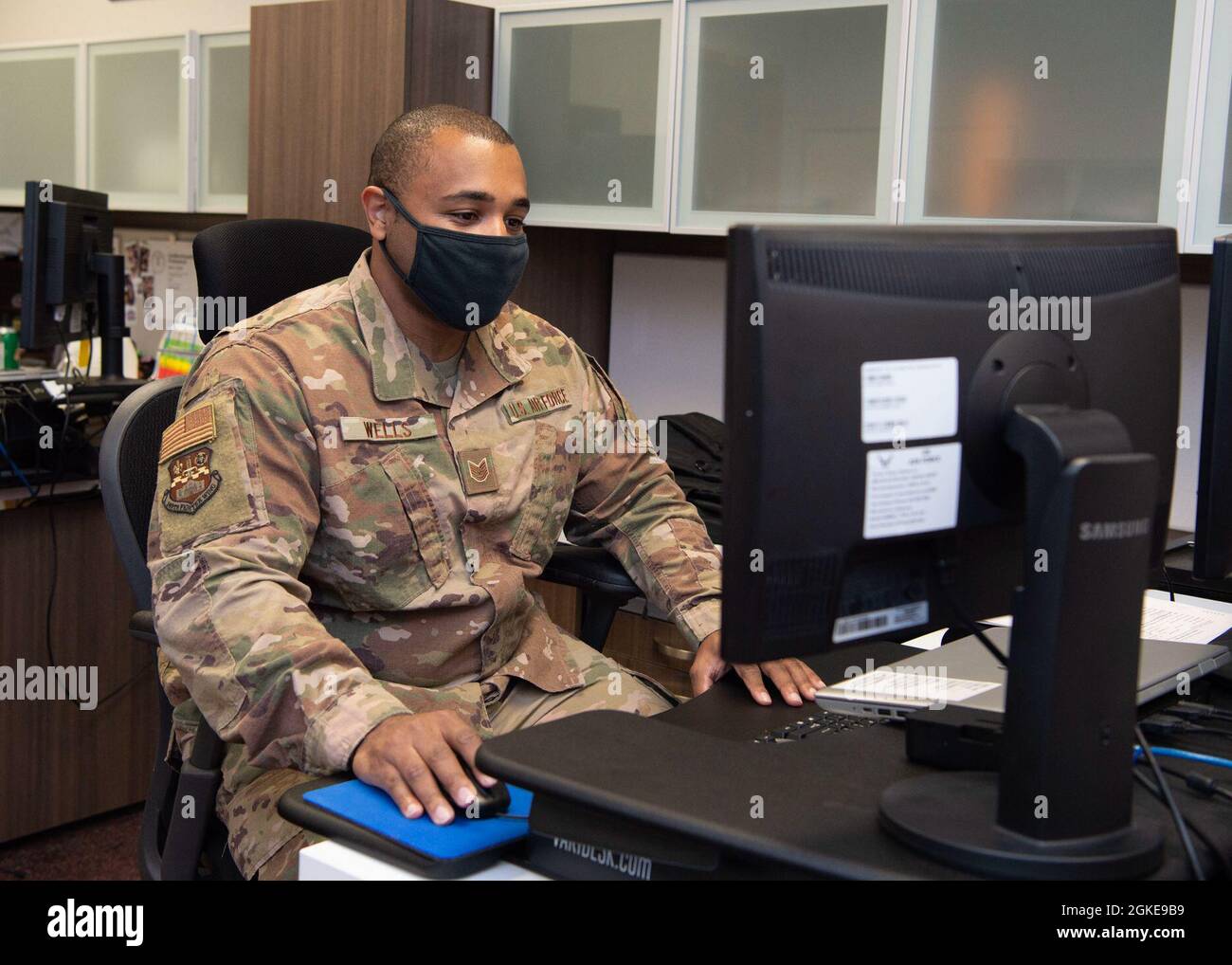 Tecnologia. SGT. Joe Wells, 149th Fighter Wing, specialista del contratto, completa la formazione degli ufficiali di contratto di emergenza alla Joint base di San Antonio-Lackland, Texas, 28 marzo 2021. Professionisti come Wells aiutano a preparare, negoziare e assegnare contratti a fornitori qualificati, nonché a valutare le loro prestazioni per garantire che il denaro speso sia messo al suo miglior uso possibile. Foto Stock