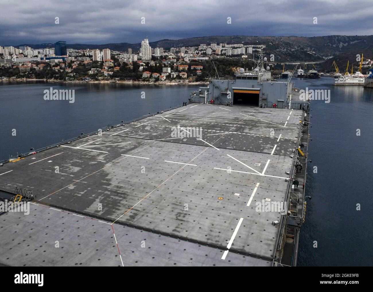 MARE ADRIATICO (Mar. 28, 2021) la base navale di Expeditionary, USS Hershel “Woody” Williams (ESB 4), attracca verso il porto di Rijeka (Croazia) durante una visita regolarmente programmata al porto, il 28 marzo 2021. Hershel “Woody” Williams opera nella Sixth Fleet statunitense per condurre una formazione di interoperabilità e costruire partnership strategiche con i partner africani. Foto Stock