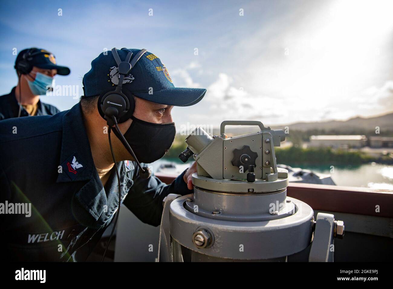 GUAM (Mar. 28, 2021) – Quartermaster 2 a classe Kenny Welch, da Tyler, Texas, si prepara a prendere la navigazione cuscinetto sul ponte ala di Arleigh-Burke-classe cacciatorpediniere missilistico guidato USS Barry (DDG 52). Barry è assegnato alla Task Force 71/Destroyer Squadron (DESRON 15), la più grande DESRON dispiegata in avanti della Marina e la principale forza di superficie della 7a flotta statunitense. Foto Stock