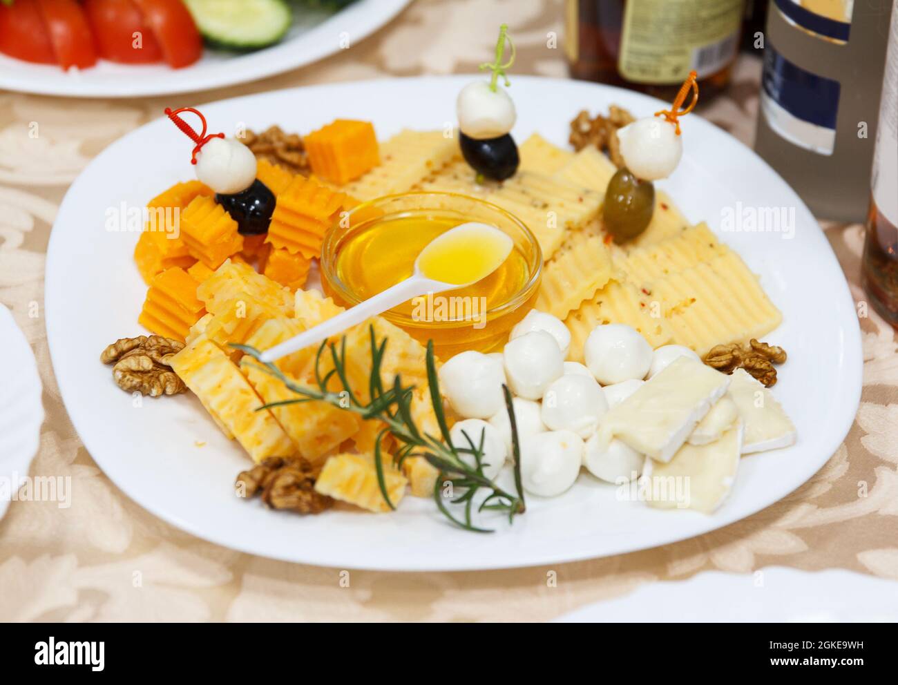Piatto di formaggi di diverse qualità con miele e noci Foto Stock