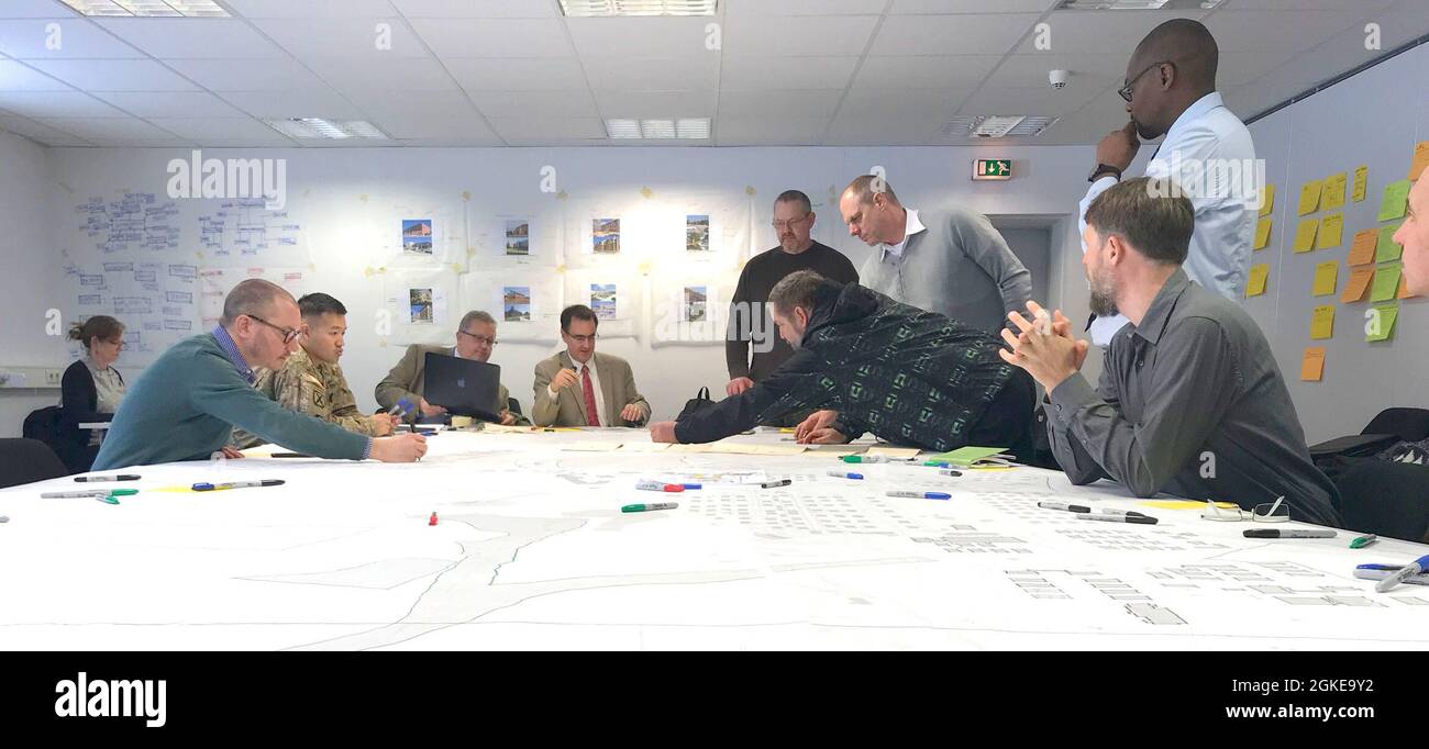 Il personale discute i possibili piani futuri per sezioni dell'area dei campi dell'area di formazione di Grafenwoehr durante le sessioni di collaborazione nella primavera del 2019 che hanno fatto parte della creazione di un piano di esecuzione dello sviluppo dell'area per delineare il piano a lungo termine per l'area. Foto Stock