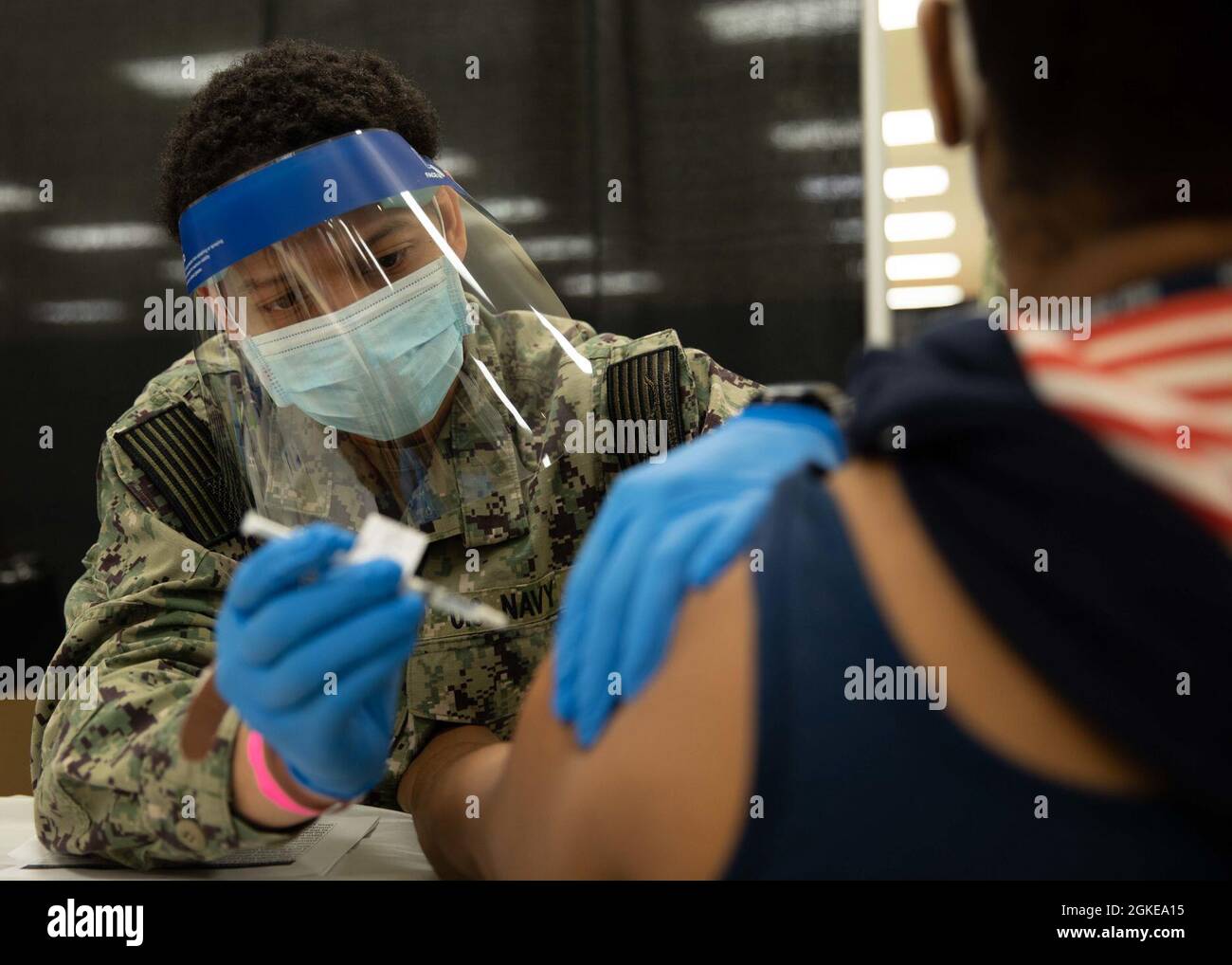 L'USS Navy Hospitalman Timothy Thompson, un Memphis, Tennessee, nativo assegnato al Naval Medical Center di Portsmouth, amministra la prima vaccinazione presso il COVID-19 Community Vaccination Center di Norfolk, Virginia, gestito a livello federale, il 29 marzo 2021. Il comando del Nord degli Stati Uniti, attraverso l'Esercito del Nord degli Stati Uniti, rimane impegnato a fornire un supporto continuo e flessibile del Dipartimento della Difesa all'Agenzia federale di gestione delle emergenze come parte della risposta dell'intero governo al COVID 19. Foto Stock