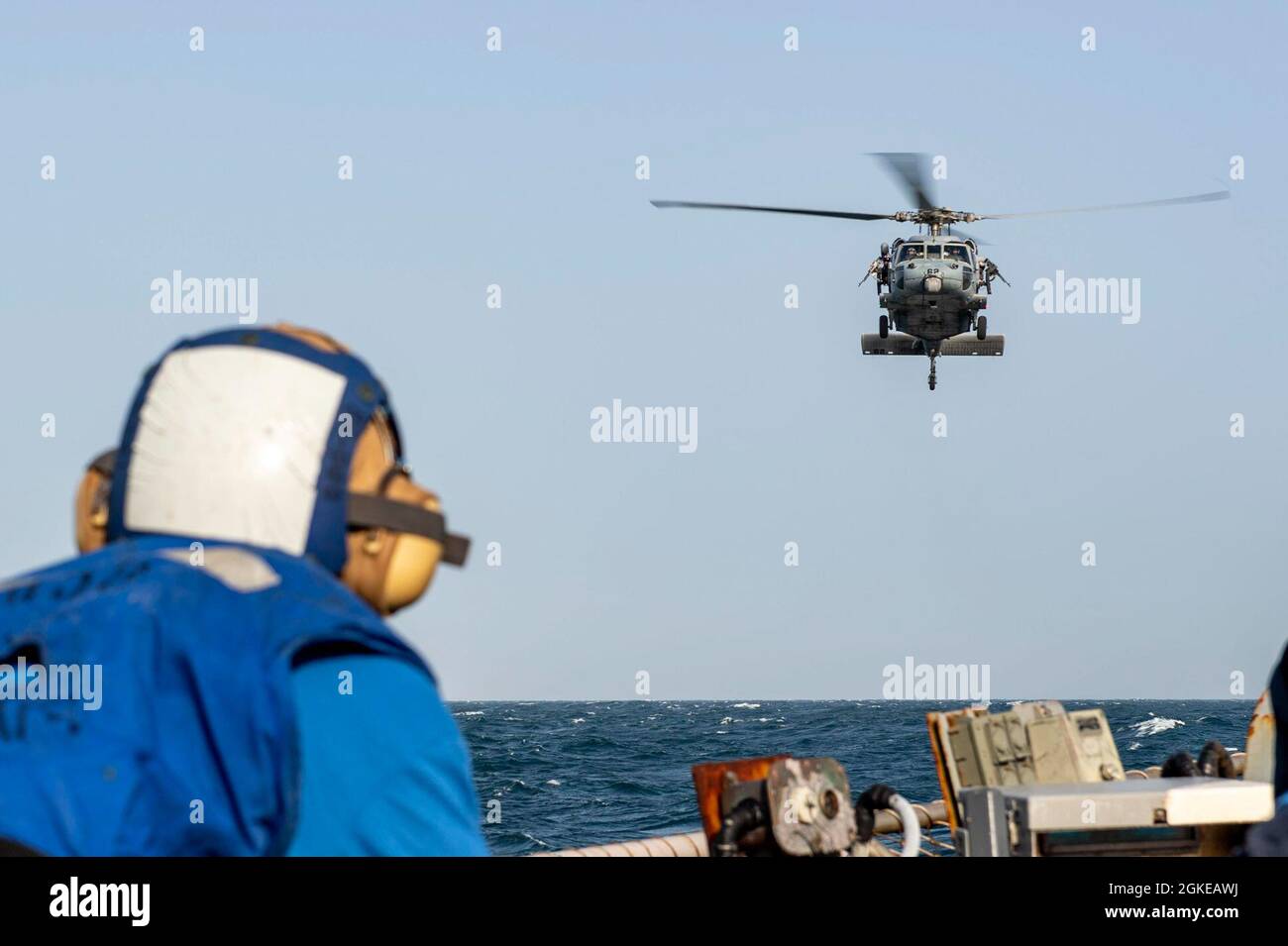 GOLFO ARABICO (29 marzo 2021) – un elicottero MH-60 Knight Hawk, attaccato ai “Chargers” di Helicopter Sea Combat Squadron 26, atterra sul ponte di volo del cacciatorpediniere missilistico guidato USS Laboon (DDG 58) durante le operazioni di volo nel Golfo Arabico, marzo 29. Laboon sostiene il Charles de Gaulle Carrier Strike Group mentre è schierato nella 5th Fleet area degli Stati Uniti e conduce operazioni navali per garantire la stabilità e la sicurezza marittima nella regione centrale, collegando il Mediterraneo e il Pacifico attraverso l'Oceano Indiano occidentale e tre punti di arresto strategici. Foto Stock