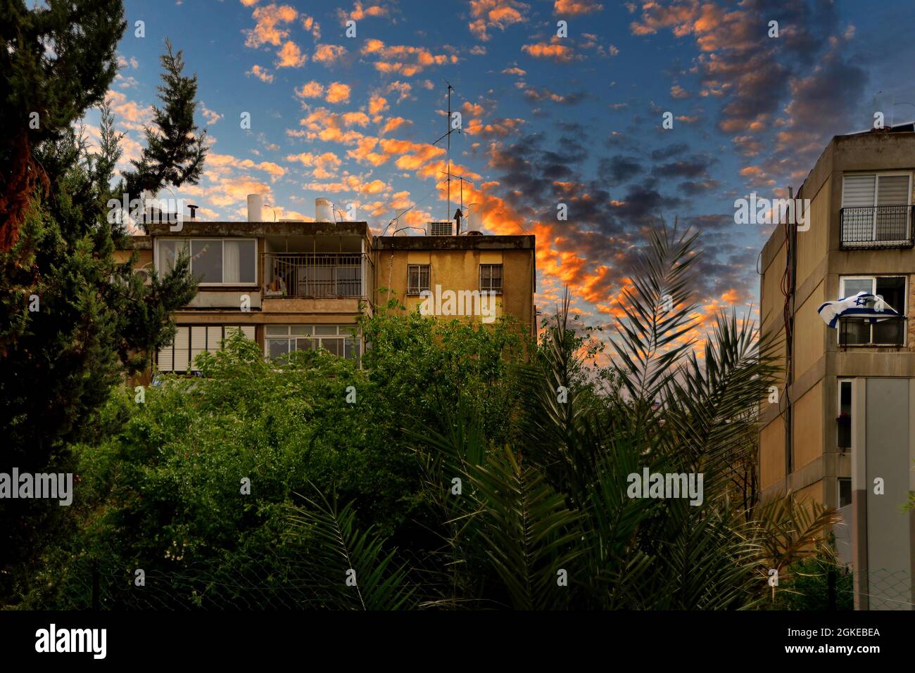 Vista ravvicinata del famoso edificio del Reichstag, sede del Parlamento tedesco Deutscher Bundestag, in bellissimo oro Foto Stock