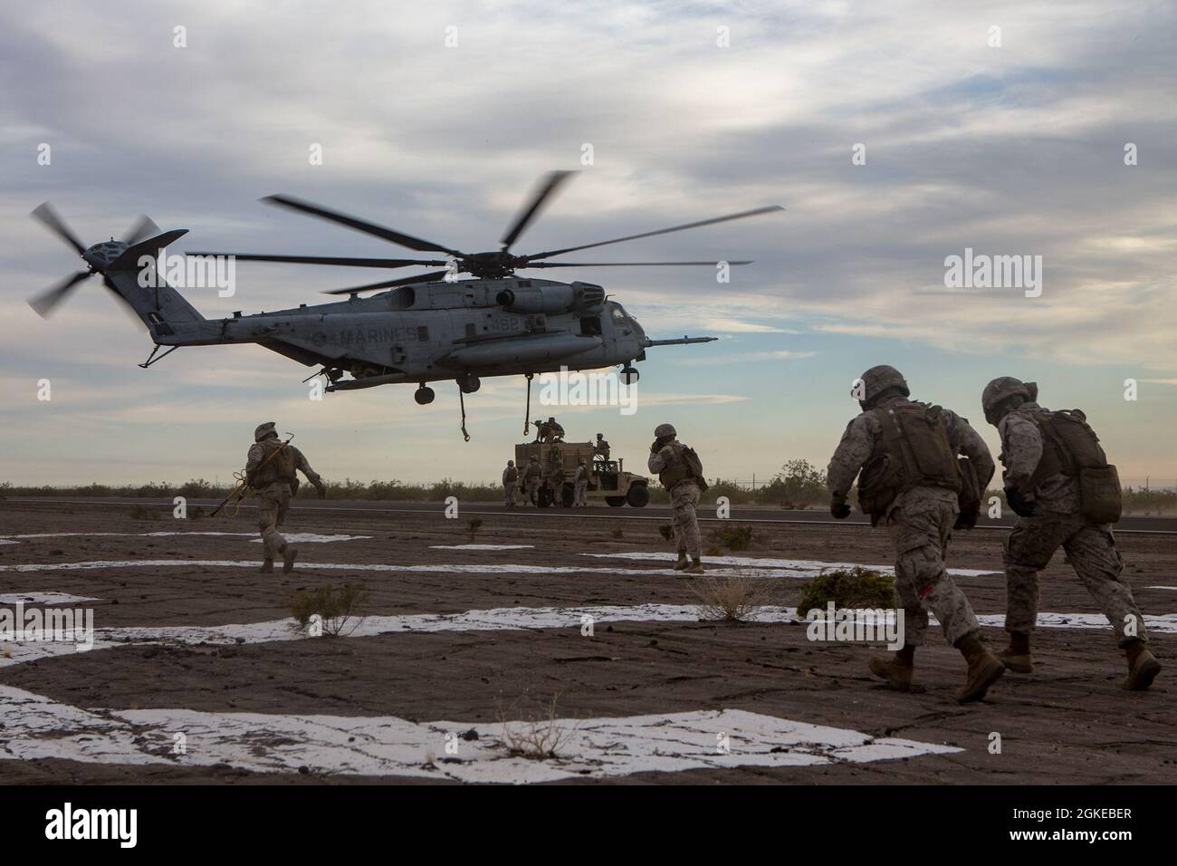 Marines USA con Battaglione di Logistica di combattimento 13, Regiment di Logistica di combattimento 17, 1° gruppo di Logistica Marina, prepari per perforare un Humvee su un CH-53E Super Stallion, assegnato a armi di Aviazione Marina e tattica Squadrone (MAWTS-1), Nel corso di un centro di supporto aereo diretto, l'ascensore su una base avanzata di spedizione, a sostegno del corso di istruttore di armi e tattiche (WTI) 2-21, presso Auxiliary Airfield IV, vicino a Yuma, Ariz., 29 marzo 2021. WTI è un evento di formazione di sette settimane ospitato da Marine Aviation Weapons and Tactics Squadron One, formazione tattica avanzata standardizzata e certificazione di un Foto Stock