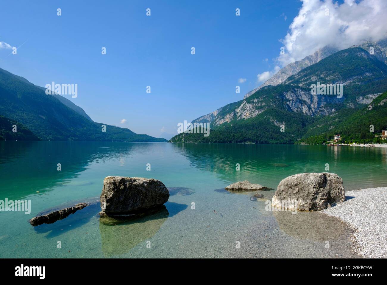 Molveno con il lago di Molveno, il Gruppo Brenta alle spalle, il Trentino, Italia Foto Stock
