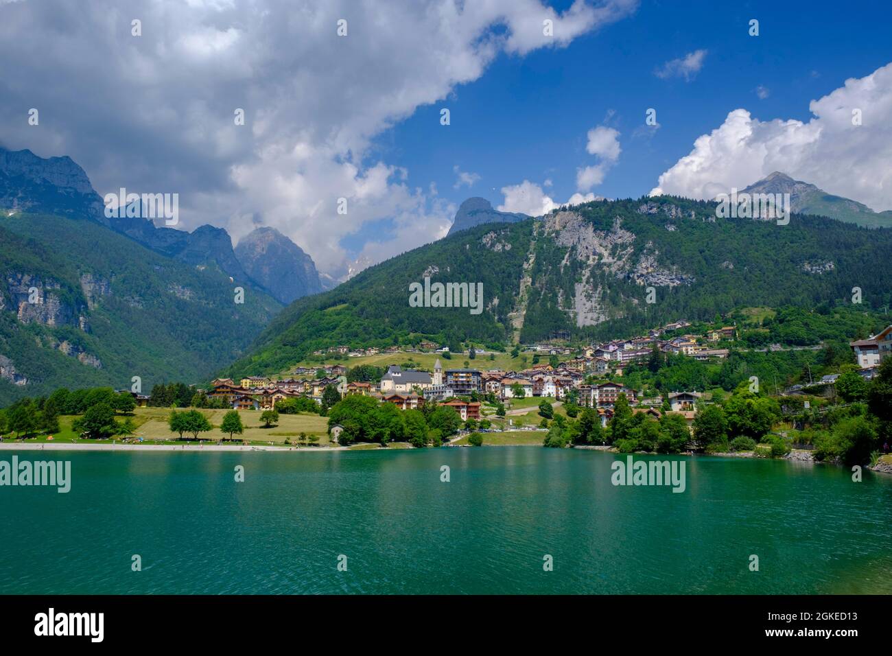 Molveno con il lago di Molveno, il Gruppo Brenta alle spalle, il Trentino, Italia Foto Stock