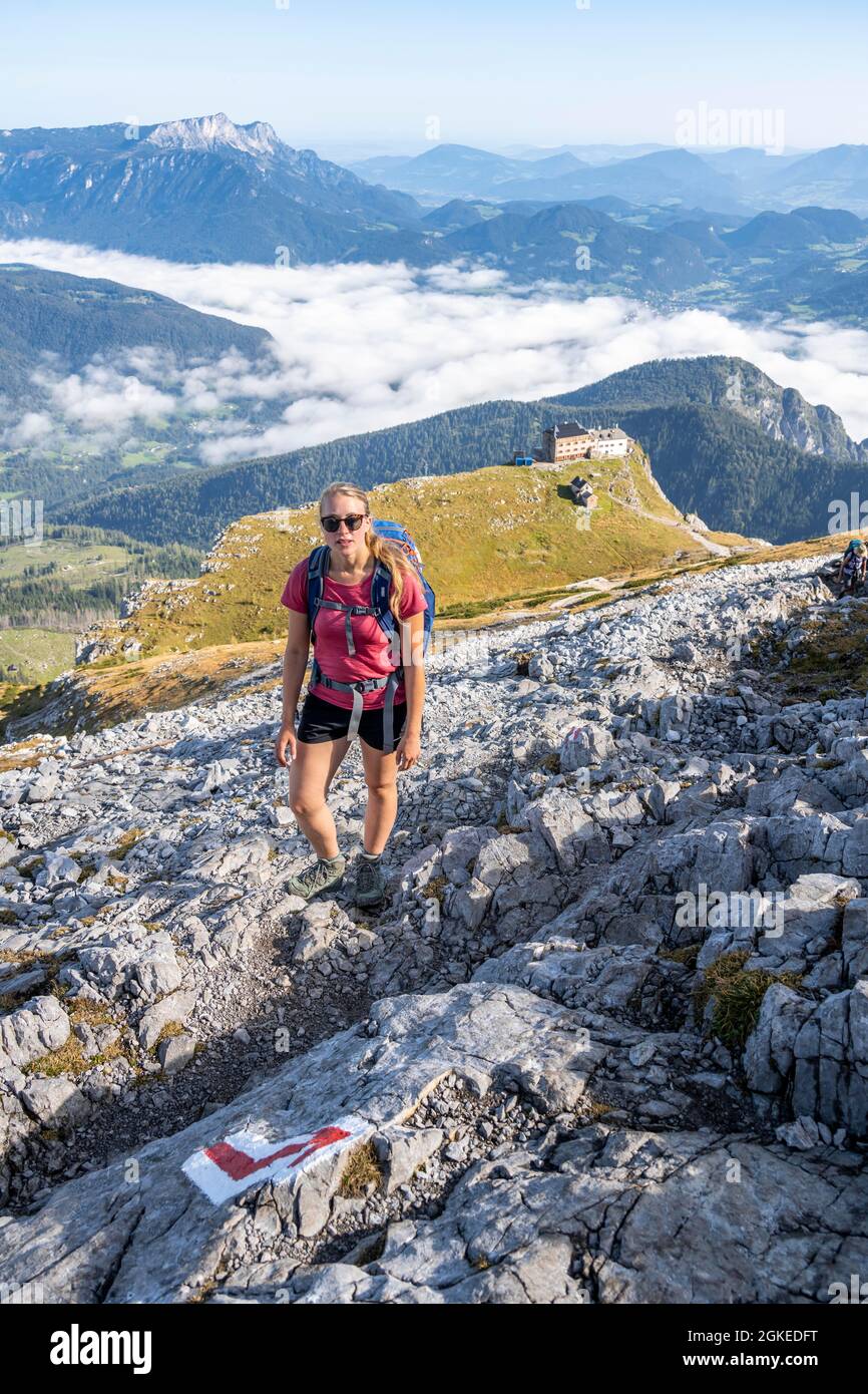 Escursionista in salita, dietro Watzmannhaus, sentiero per il Watzmann, attraversamento di Watzmann, Berchtesgaden, Baviera, Germania Foto Stock