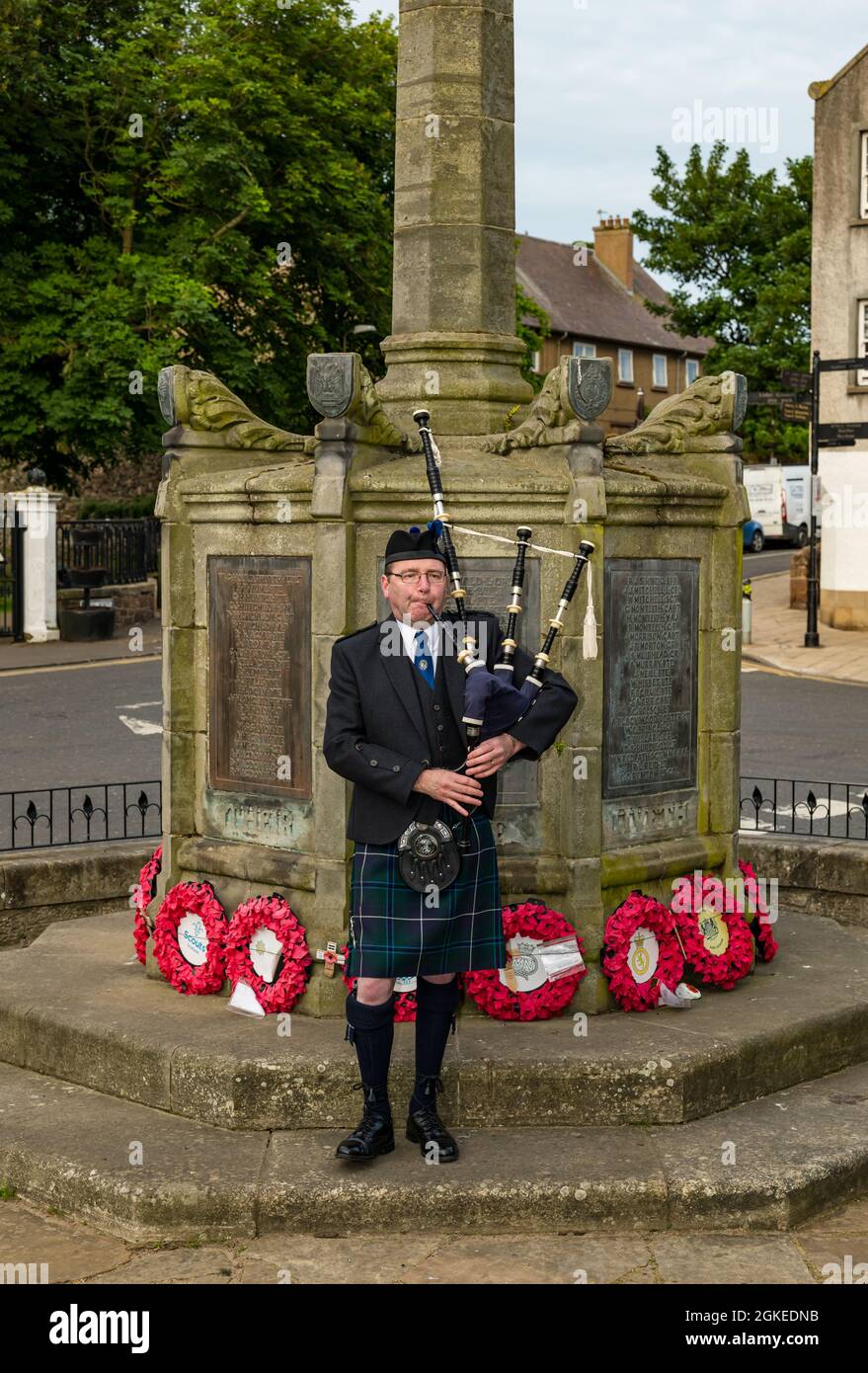 Un piper suona le cornamuse al monumento commemorativo di guerra commemora il giorno di San Valery quando i soldati scozzesi sono stati catturati nella seconda guerra mondiale, Berwick settentrionale, Scozia, Regno Unito Foto Stock