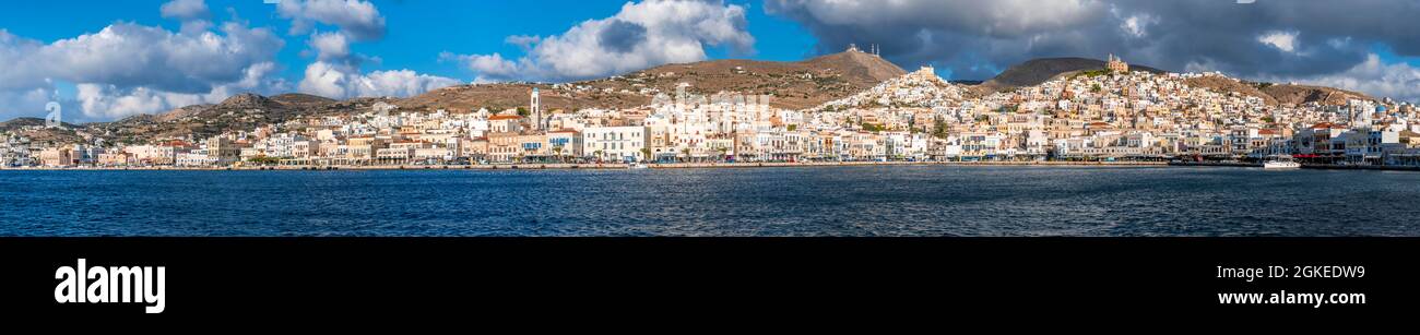 Panorama, vista della città dalla costa, Ermoupoli, Ano Syros e Anastasi chiesa, Syros, Cicladi, Grecia Foto Stock