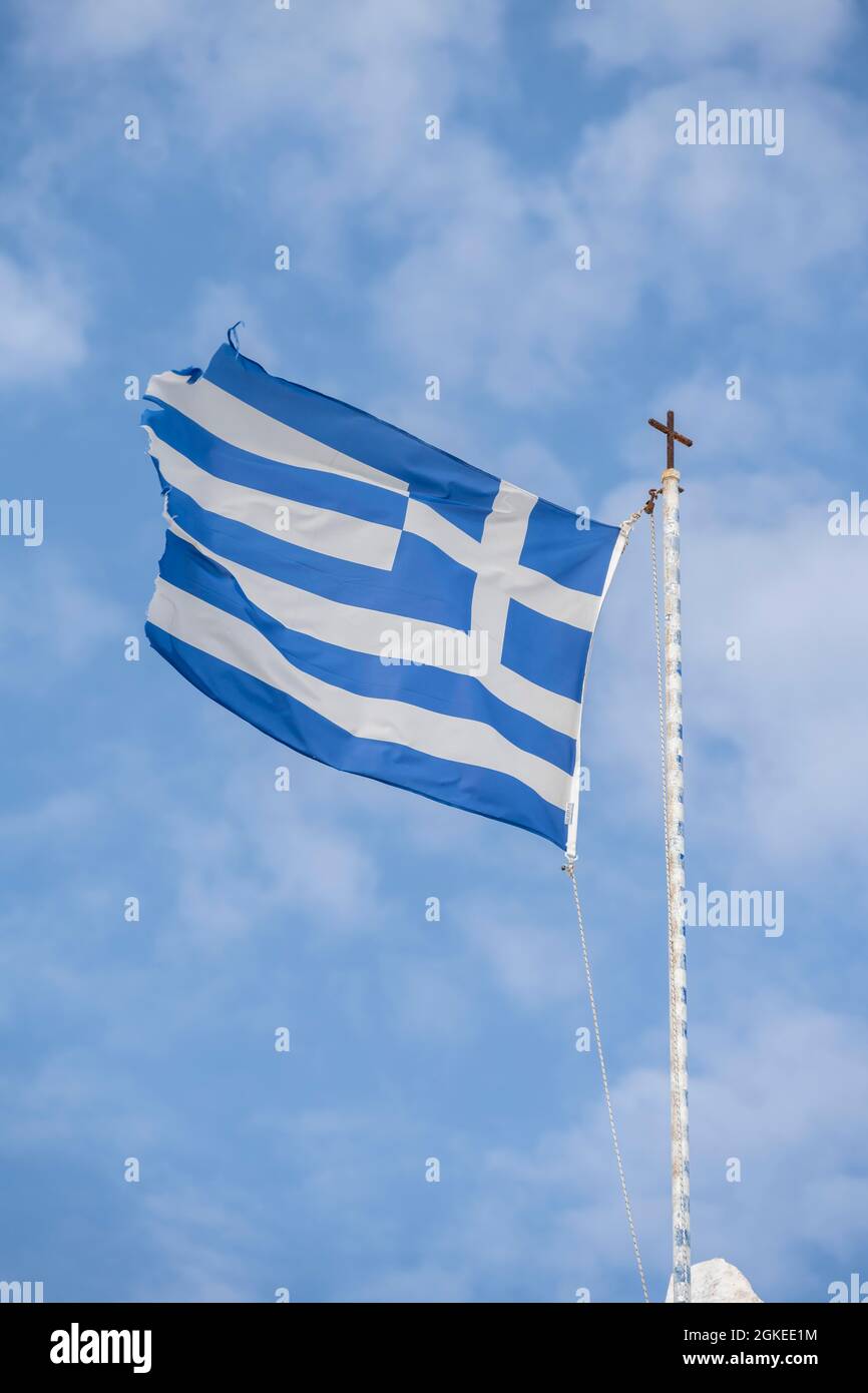 Bandiera greca su flagpole, Grecia Foto Stock