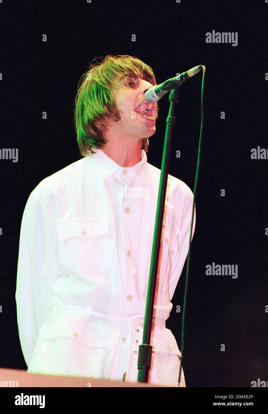 Liam Gallagher si esibisce dal vivo sul palco con Oasis la prima notte a Knebworth, il 1996 agosto Foto Stock