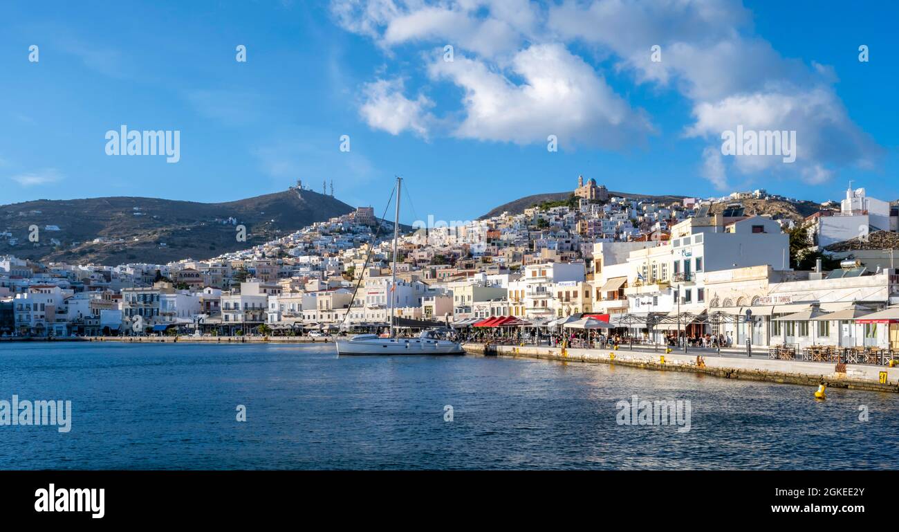 Porto, vista della città dalla costa, Ermoupoli, Ano Syros e Anastasi chiesa, Syros, Cicladi, Grecia Foto Stock