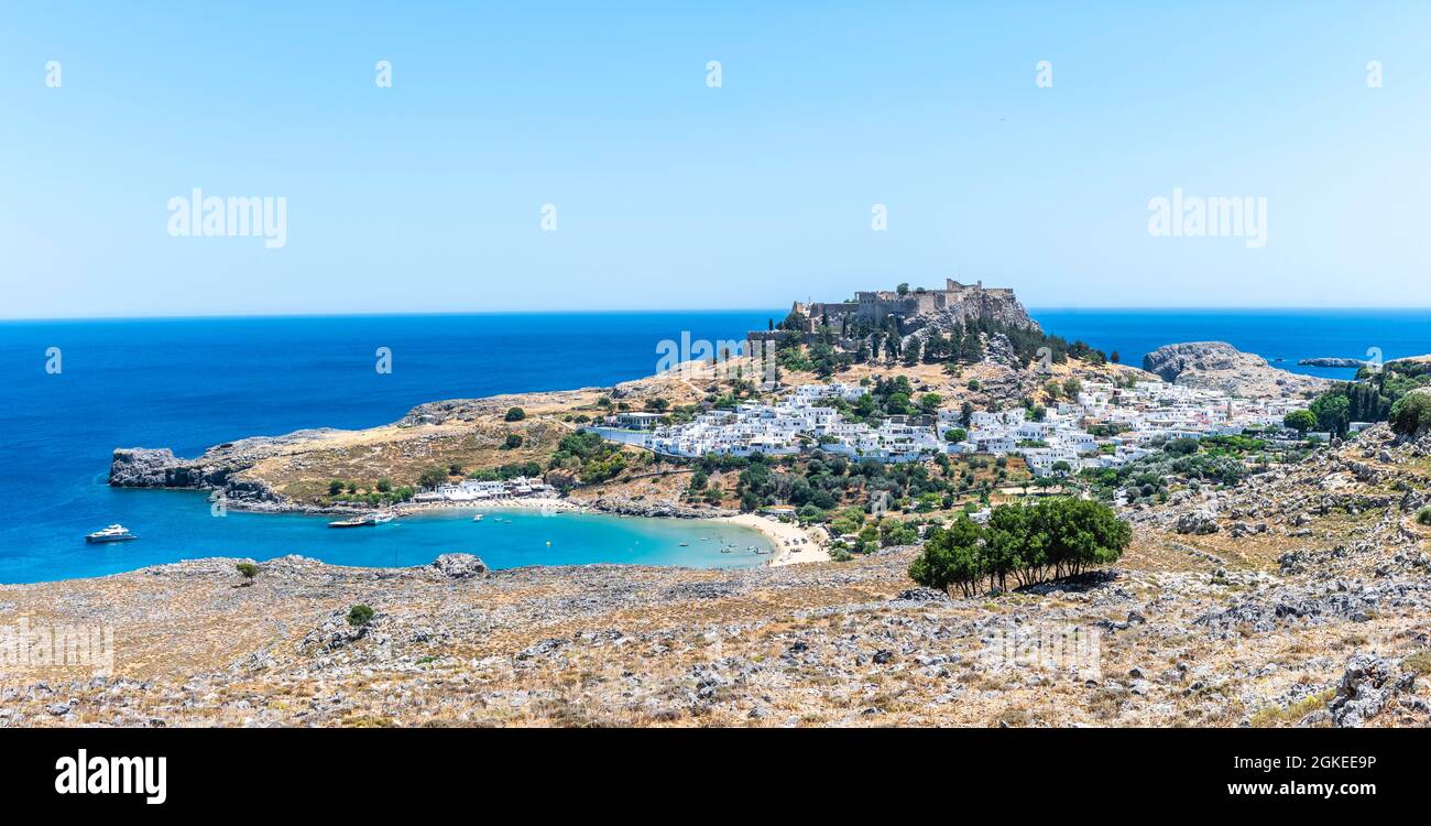Vista dell'Acropoli di Lindos, antica cittadella su una scogliera, Lindos, Rodi, Dodecaneso, Grecia Foto Stock