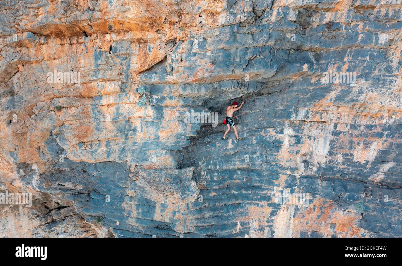 Scalata su una parete rocciosa, arrampicata sportiva, Telendos, vicino Kalymnos, Dodecaneso, Grecia Foto Stock
