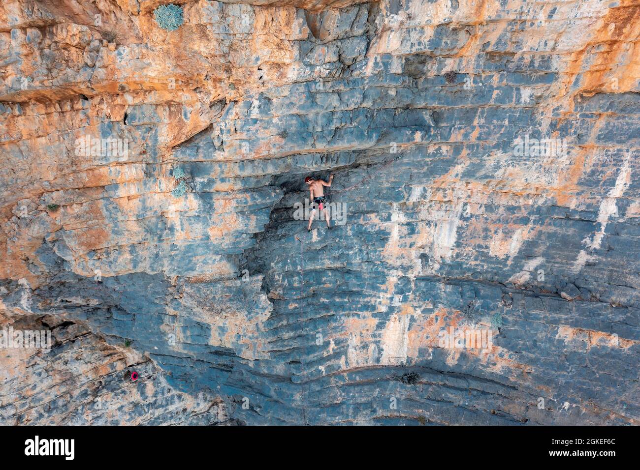 Scalata su una parete rocciosa, arrampicata sportiva, Telendos, vicino Kalymnos, Dodecaneso, Grecia Foto Stock