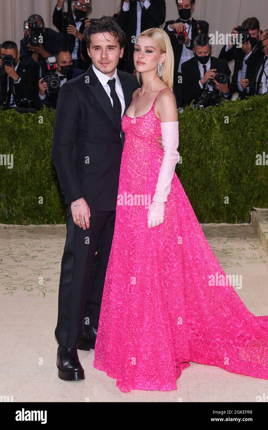 New York, Stati Uniti. 13 settembre 2021. Brooklyn Beckham e Nicola Peltz camminano sul tappeto rosso al Metropolitan Museum of Art Costume Institute Gala del 2021 che celebra l'apertura della mostra intitolata in America: Un lessico di moda tenuto al Metropolitan Museum of Art di New York, NY il 13 settembre 2021. (Foto di Anthony Behar/Sipa USA) Credit: Sipa USA/Alamy Live News Foto Stock