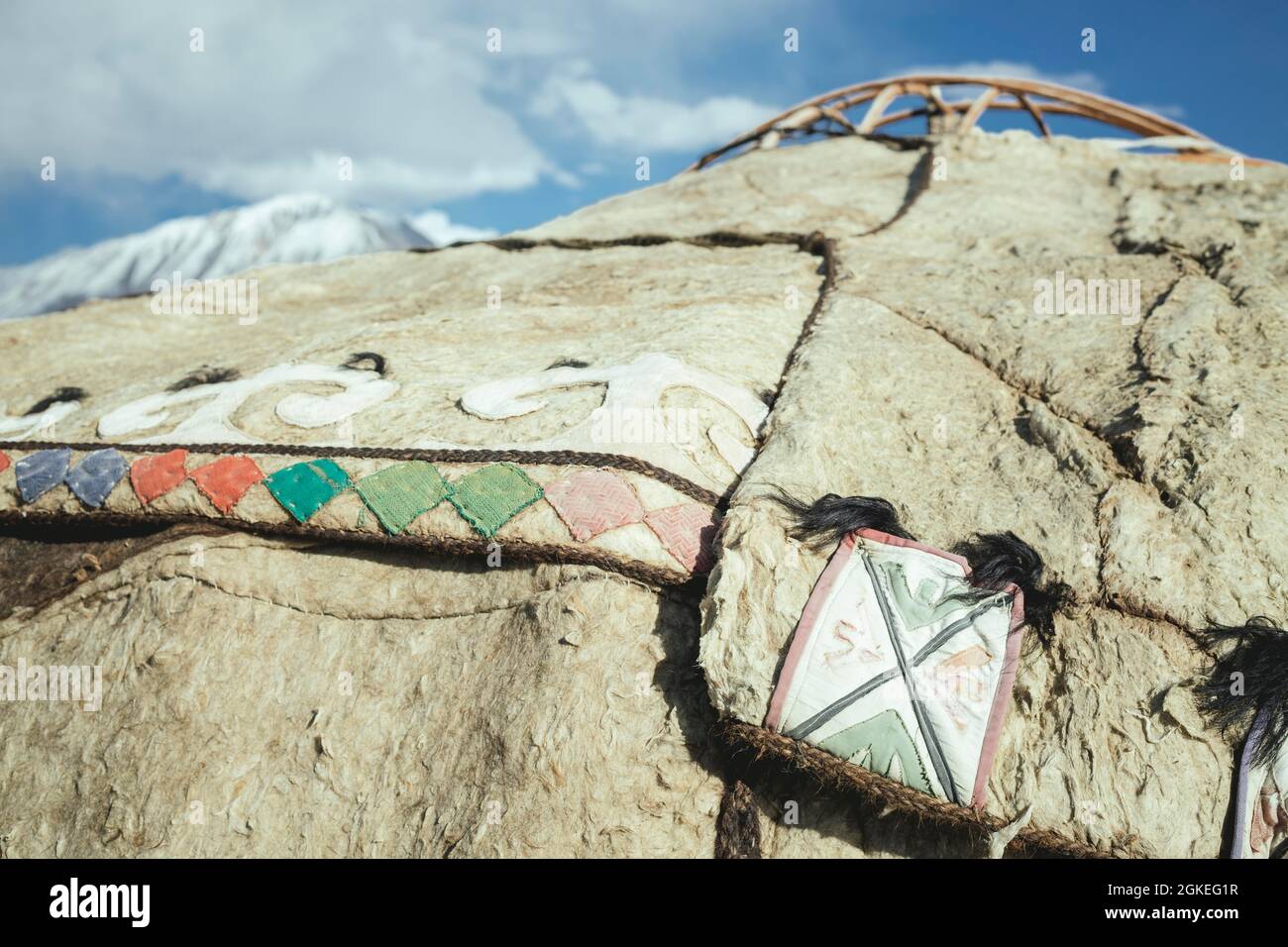 Talismani in pelle e tessuto colorato su un yurt Kyrgyz, Bozai Gumbaz, corridoio di Wakhan, Badakhshan, Afghanistan Foto Stock