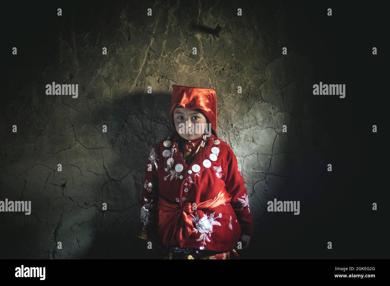 Ragazza in Kirghizistan costume tradizionale, Wakhan Corridor, Badakhshan, Afghanistan Foto Stock