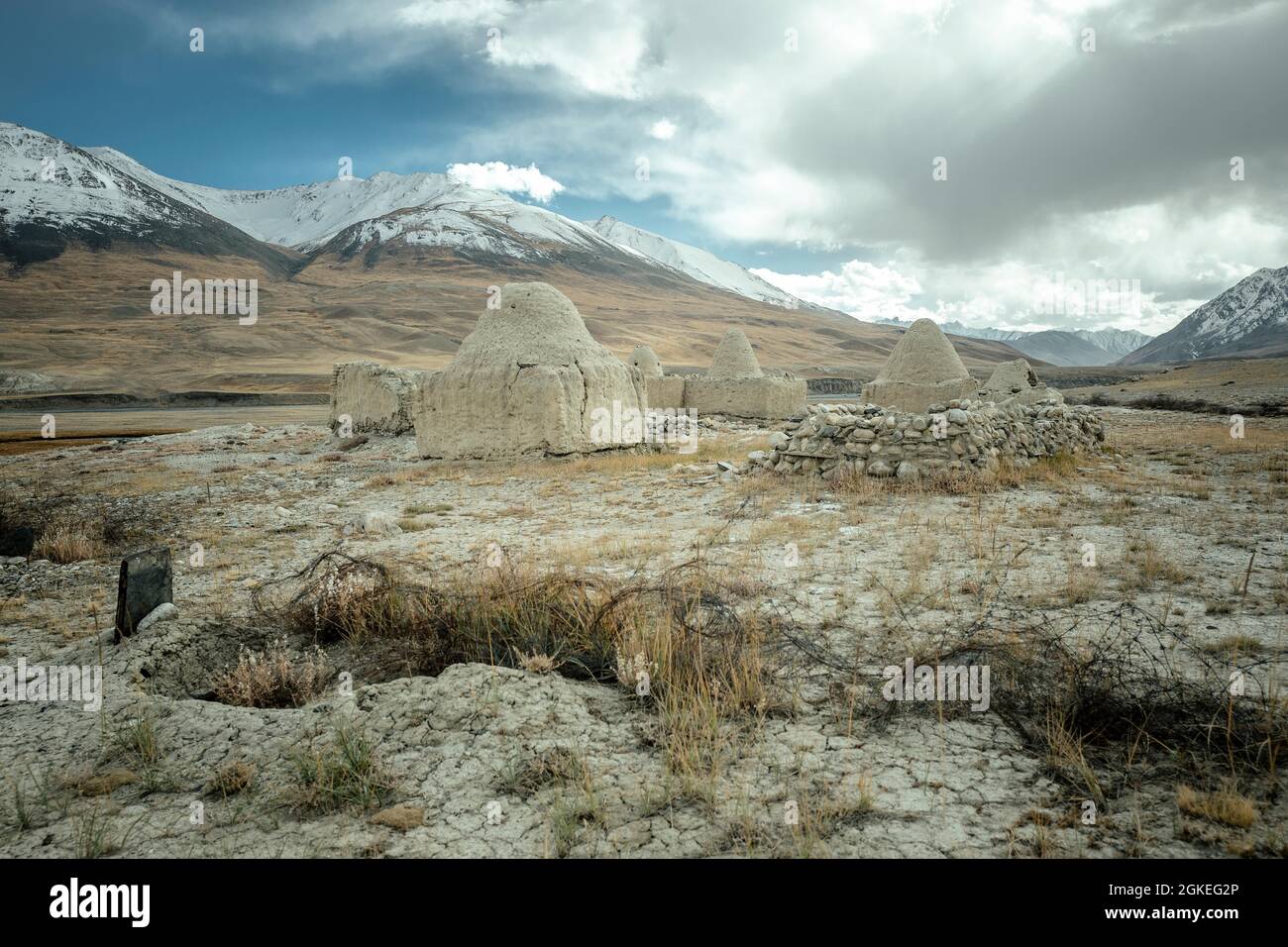 Tumuli di mattoni e fango, Bozai Gumbaz, Corridoio di Wakhan, Badakhshan, Afghanistan Foto Stock