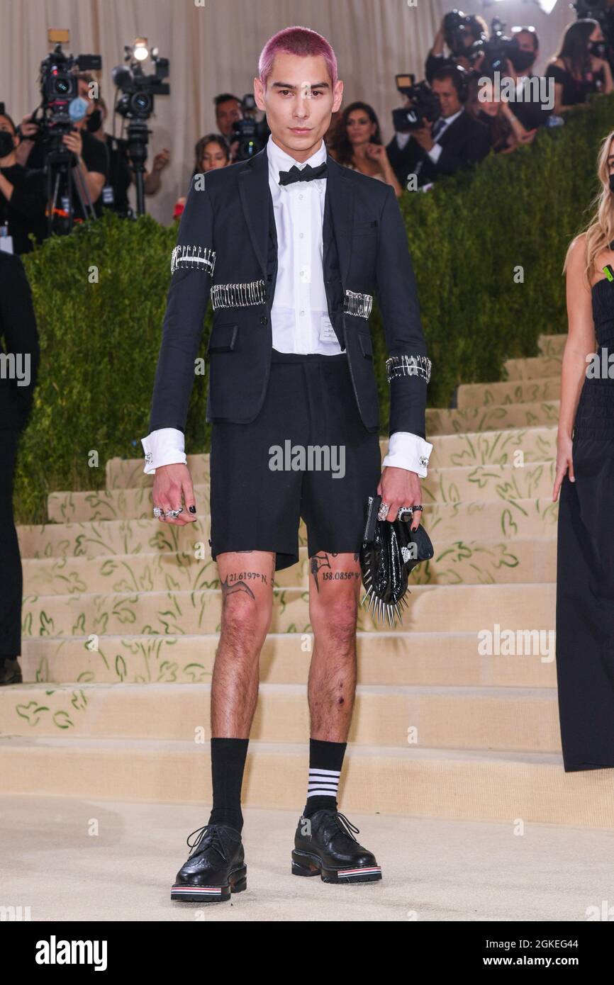 New York, Stati Uniti. 13 settembre 2021. Evan Mock a piedi sul tappeto rosso al Metropolitan Museum of Art Costume Institute Gala 2021 che celebra l'apertura della mostra intitolata in America: Un lessico di moda tenuto al Metropolitan Museum of Art di New York, NY il 13 settembre 2021. (Foto di Anthony Behar/Sipa USA) Credit: Sipa US/Alamy Live News Foto Stock