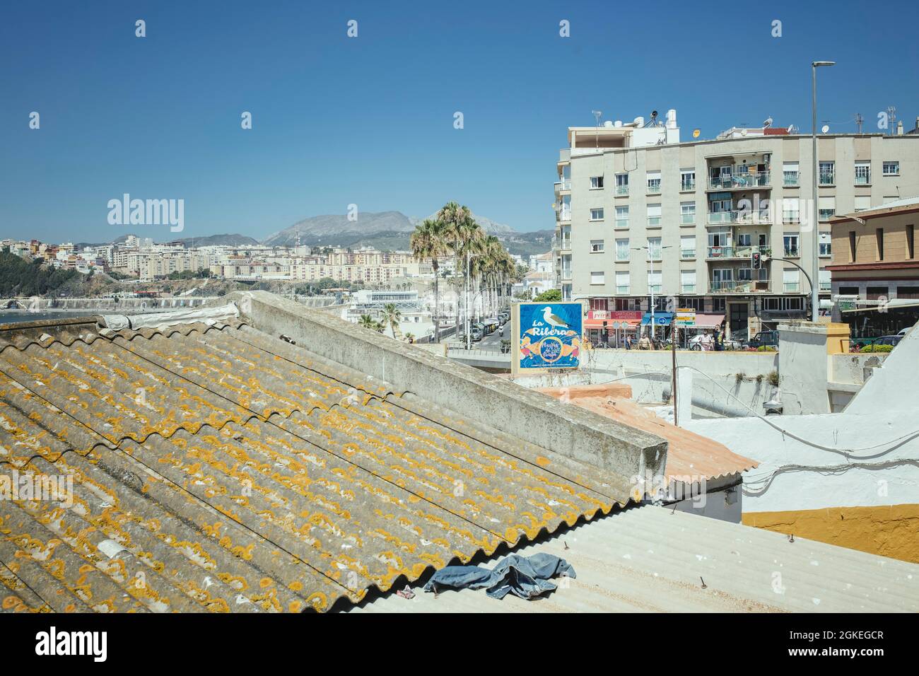 Ceuta, centro città, vista sul lungomare e la spiaggia della città la Ribera, sul tetto un gettato pantaloni lacerati, Ceuta, Spagna Foto Stock