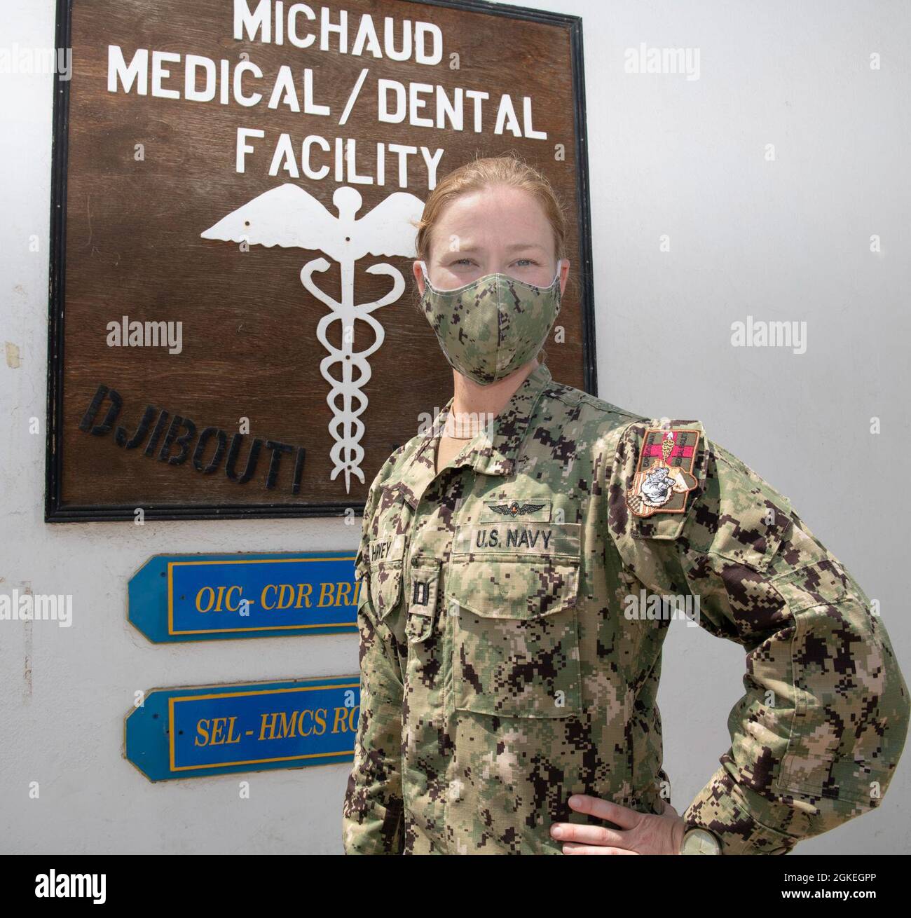CAMP LEMONNIER, Gibuti (31 marzo 2021) U.S. Navy Lt. Morgan Harvey di San Francisco, assegnato al Camp Lemonnier Michaud Expeditionary Medical Facility, (EMF) pone per una foto tra il vedere i pazienti il 31 marzo 2021. Harvey funge da chirurgo di volo della FEM e supporta la risposta e l’istruzione COVID-19. È riconosciuta in osservanza della Giornata Nazionale dei Medici e del mese della Storia delle Donne per i suoi contributi qui a Camp Lemonnier. Camp Lemonnier è un'installazione operativa che consente alle forze degli Stati Uniti, alleate e partner di essere dove e quando sono necessarie per garantire la sicurezza nell'UE Foto Stock