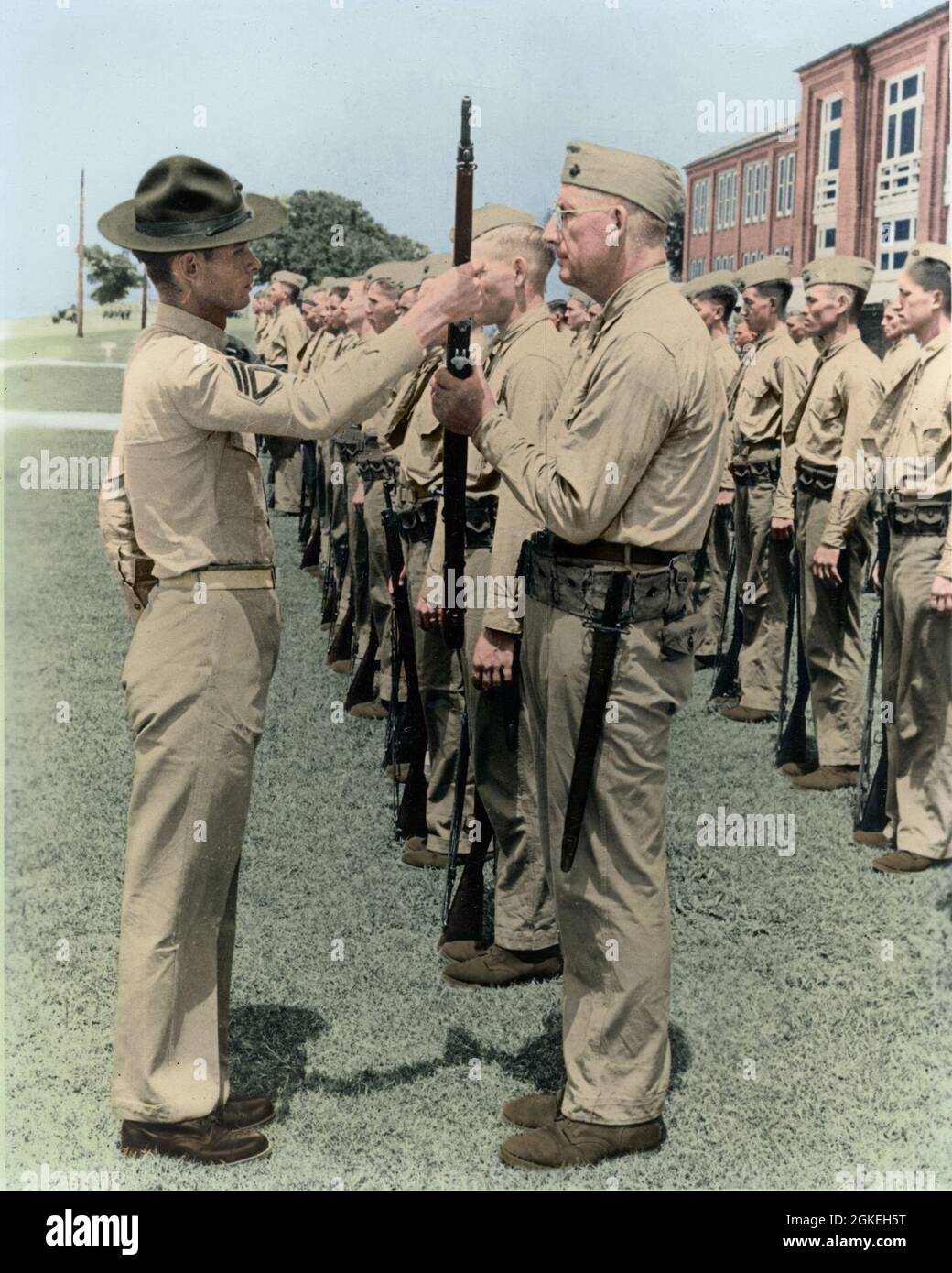 Pvt. Paul Douglas, 50 anni, preforma un'ispezione del fucile con il suo istruttore di trivella a bordo di Marine Corps Recruit Depot S.C., 1942. Douglas, all'età di 50 anni, era la più antica recluta nella storia di Parris Island, e continuò a diventare un ricevente del cuore viola e senatore di Chicago. Foto Stock