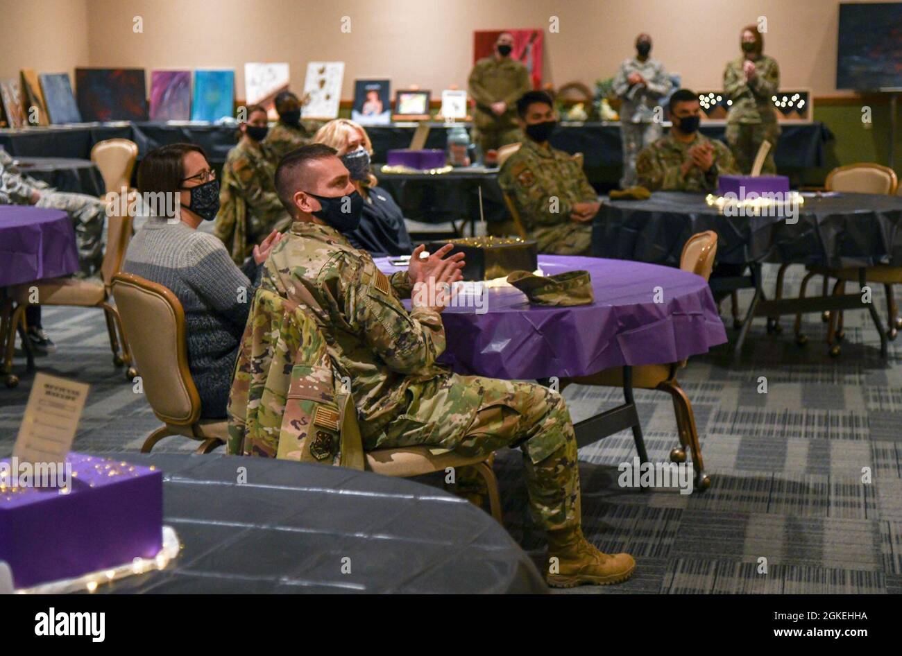 Team Minot Airmen partecipa al finale del mese della storia delle donne sulla base militare Minot Air Force base, North Dakota, 31 marzo 2021. Gli airmen hanno partecipato a conoscere la storia delle donne e hanno avuto la possibilità di acquistare l'arte fatta a mano in un'asta silenziosa. Foto Stock