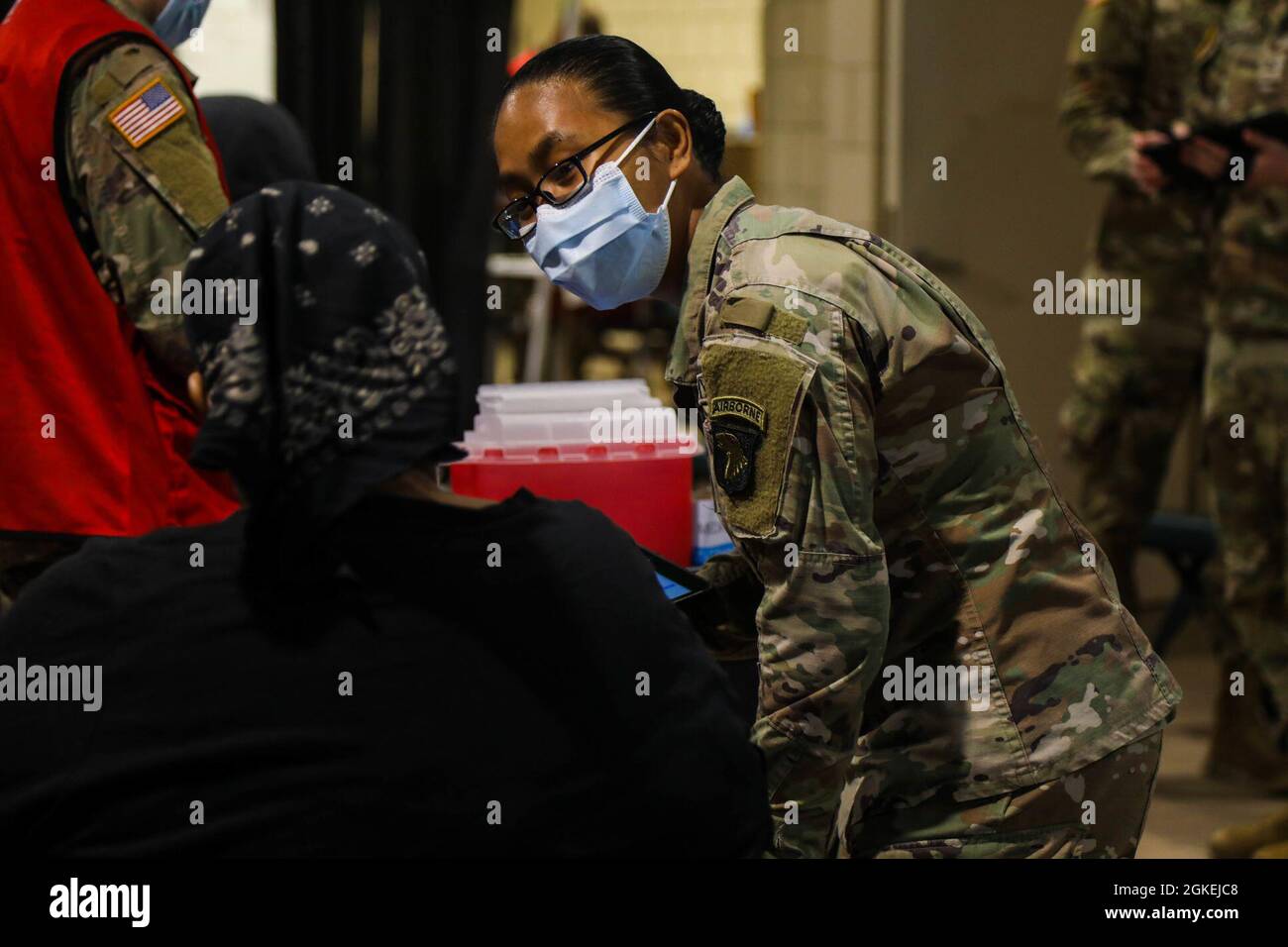 SPC dell'esercito degli Stati Uniti. Jerica Tuppal, nativo di Mililani, Hawaii, e medic di combattimento con la seconda squadra di combattimento di Brigade, 101st divisione Airborne (Assault aereo), dà il benvenuto a un membro della comunità al Wolstein Community Vaccination Center di Cleveland il 31 marzo 2021. “questa missione sta compiendo fisicamente ed emotivamente”, ha affermato Tuppal. "Sai che stai cambiando la vita quando vedi le emozioni che le persone mostrano dopo aver ottenuto i loro vaccini." Tuppal vuole entrare nel programma di assistente del medico dell'esercito dopo aver terminato la sua laurea in Scienze della Salute. Il comando del Nord degli Stati Uniti, attraverso il Nord dell'esercito degli Stati Uniti rimane impegnato Foto Stock