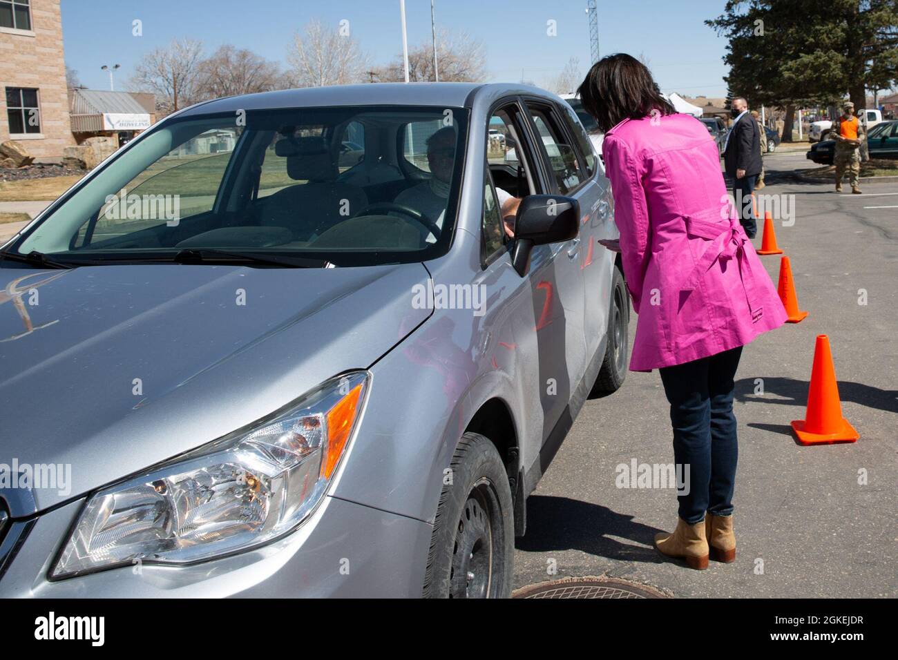 Leader della Guardia Nazionale dello Utah e del Lt. Gov. Deidre Henderson visita i membri del servizio della Guardia Nazionale dello Utah mentre danno vaccinazioni COVID alla Duchesne High School. Foto Stock