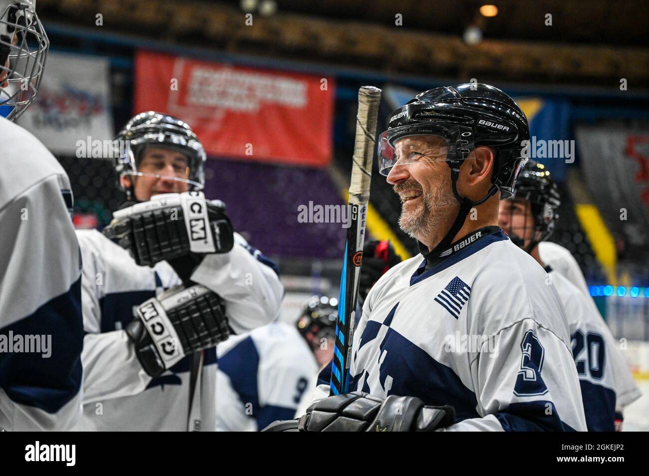 Mark Geer, capitano della squadra di hockey dei Barksdale Bombers, dà un discorso pre-partita ai suoi compagni di squadra prima della partita del campionato della lega di hockey degli adulti di Mudbug all'Hirsch Memorial Coliseum di Shreveport, Louisiana, 31 marzo 2021. La squadra di hockey dei Bombers è stata fondata nel 2016 da un gruppo di Airmen della base dell'aeronautica militare di Barksdale. Foto Stock