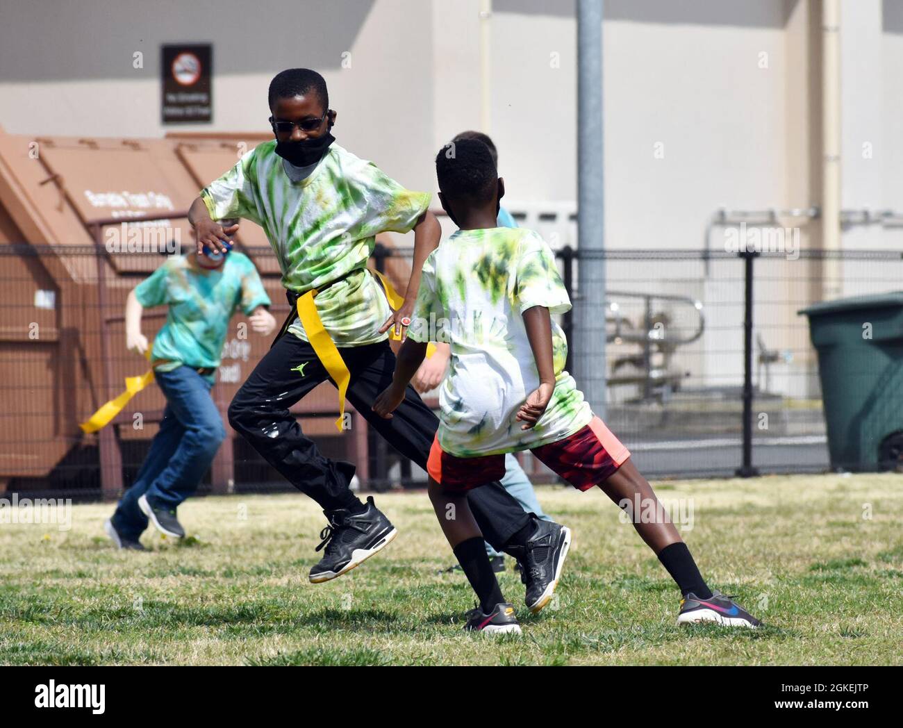 Deveyaun Meux-Mabon, a sinistra, un quinto-liver, e Donald Meachem, un sesto-liver, Partecipate alle Olimpiadi del 2021 School Age Center presso la Sagamihara Family Housing Area, Giappone, 1 aprile. Foto Stock