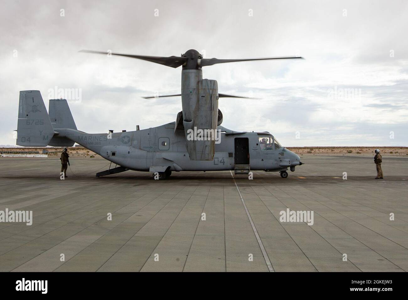 Marines con Marine Medium Tiltrotor Squadron (VMM) 365 controllare un elicottero MV-22B Osprey prima di soldati dell'esercito degli Stati Uniti assegnati al decimo Gruppo delle forze speciali (Airborne) imbarco al Marine Air-Ground Combat Center, California, 1 aprile 2021. Marines con Marine Medium Tiltrotor Squadron 365 e soldati con 10th SFG (A) preparano per futuri conflitti nell'ambiente integrato e congiunto fornito da Service Level Training Exercise (SLTE) 3-21. SLTE è una serie di esercizi progettati per addestrare i Marines alle operazioni in tutto il mondo aumentando la loro capacità di operare e condurre offensive e d Foto Stock