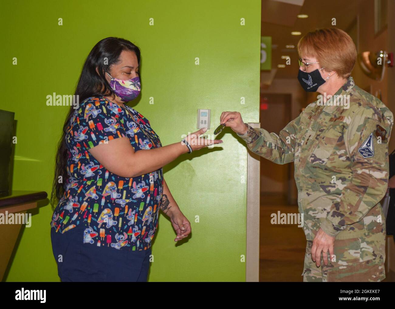 Hogg, chirurgo Generale dell'Aeronautica militare e spaziale, riconosce e conia la signora Robyn Estrada, 355th Health Care Operations Squadron, Family Medicine, alla base dell'Aeronautica militare Davis-Monthan, Arizona, 31 marzo 2021. Durante la loro visita, Hogg e Kolczynski hanno visto in prima persona come il 355th Medical Group ha combattuto COVID-19 ed hanno evidenziato il programma di preparazione medica continua. Foto Stock