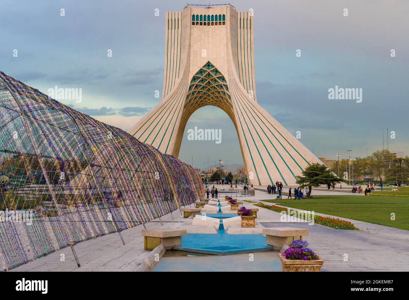 Azadi Tower, Borj-e Azadi Tower, Monumento alla libertà, precedentemente noto come Shahyad Tower and Cultural Complex, Teheran, Repubblica Islamica dell'Iran Foto Stock